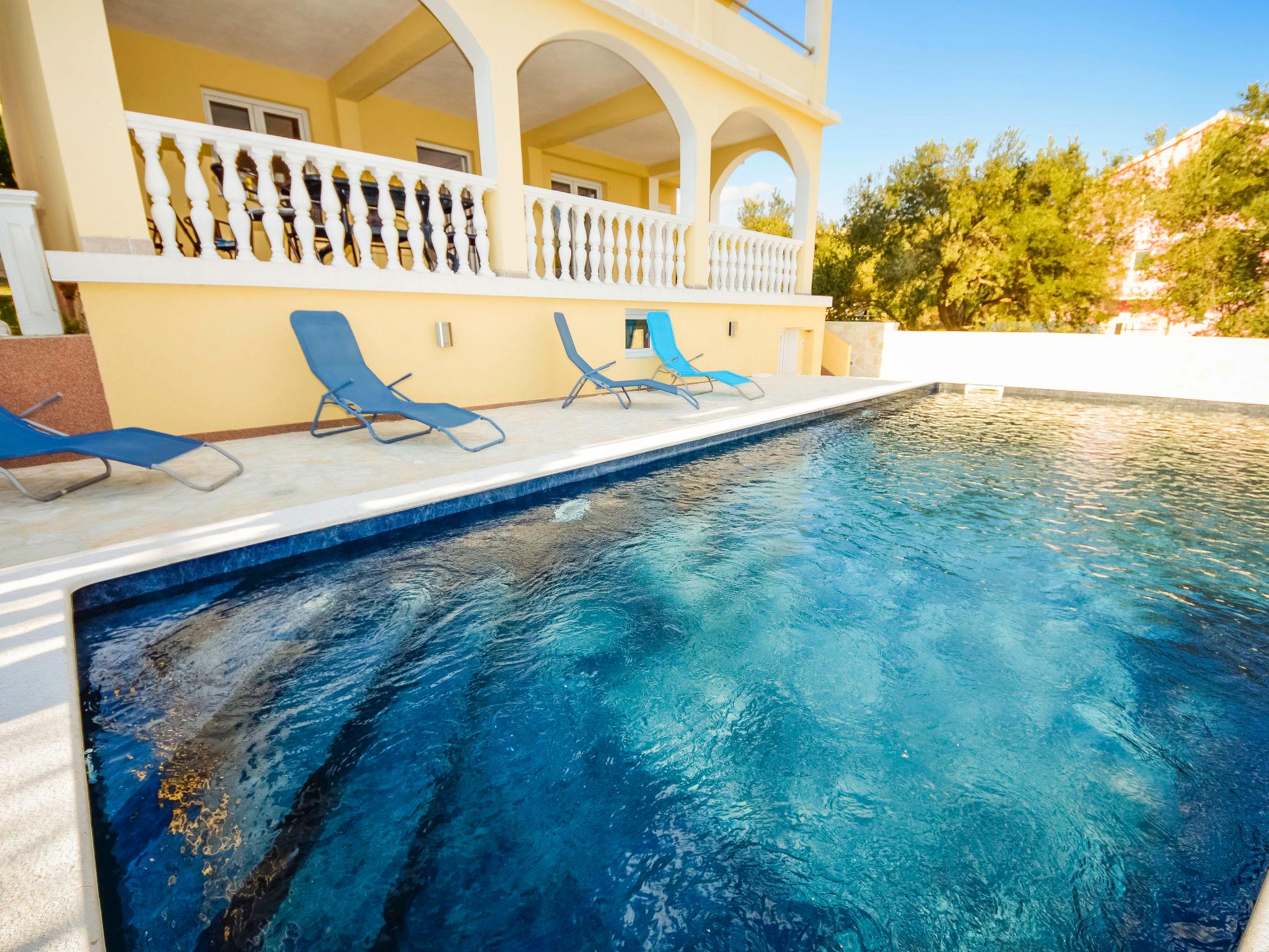 Foto 2 - Casa de 6 quartos em Jasenice com piscina privada e terraço