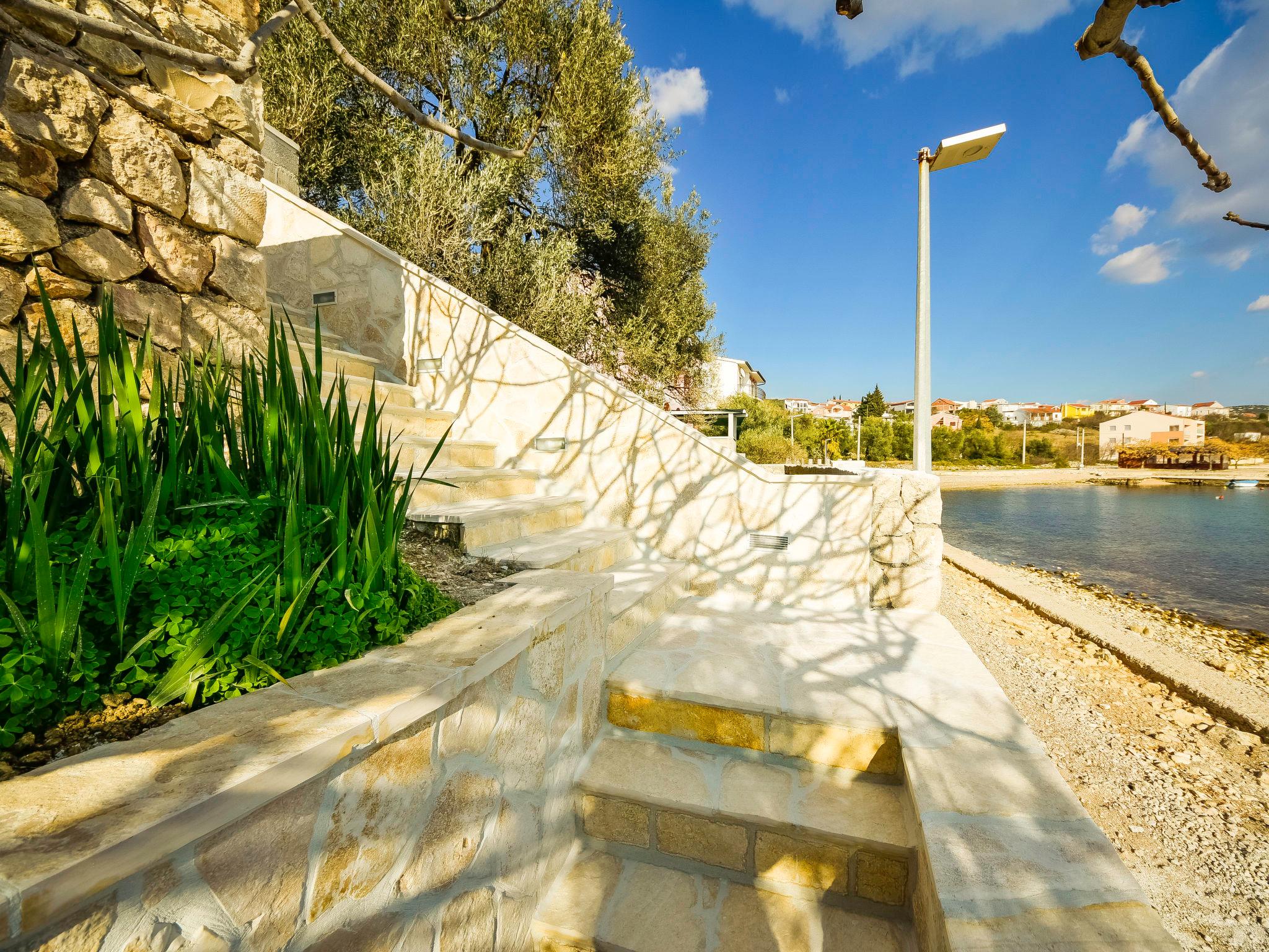 Photo 29 - Maison de 6 chambres à Jasenice avec piscine privée et vues à la mer