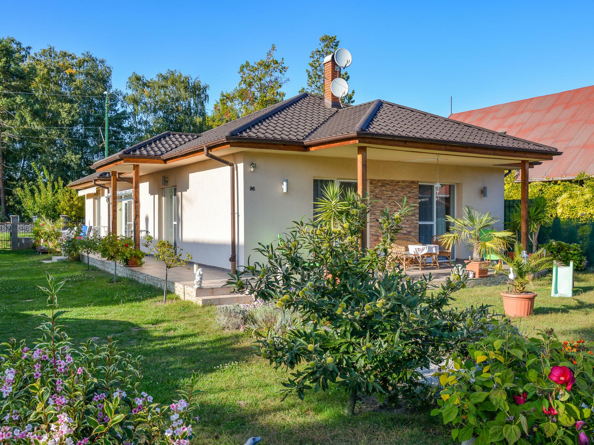 Foto 1 - Apartamento de 2 quartos em Balatonboglár com jardim e terraço