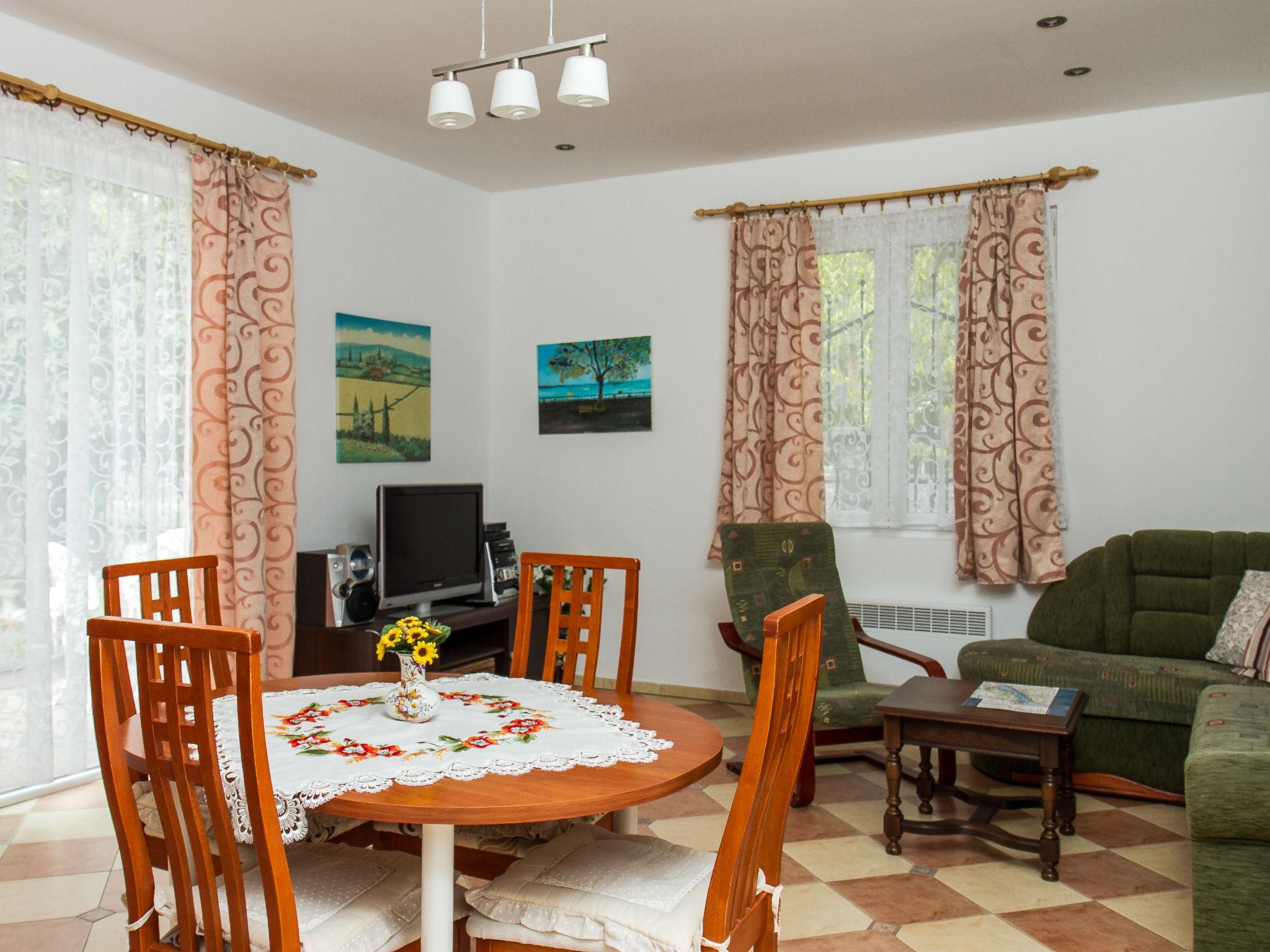 Photo 3 - 2 bedroom Apartment in Balatonboglár with garden and terrace