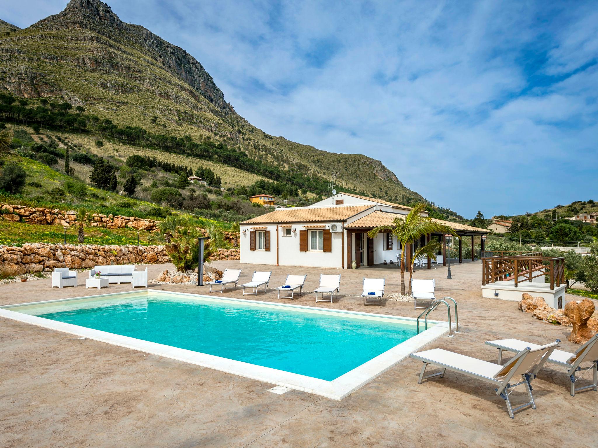 Photo 1 - Maison de 4 chambres à Castellammare del Golfo avec piscine privée et jardin