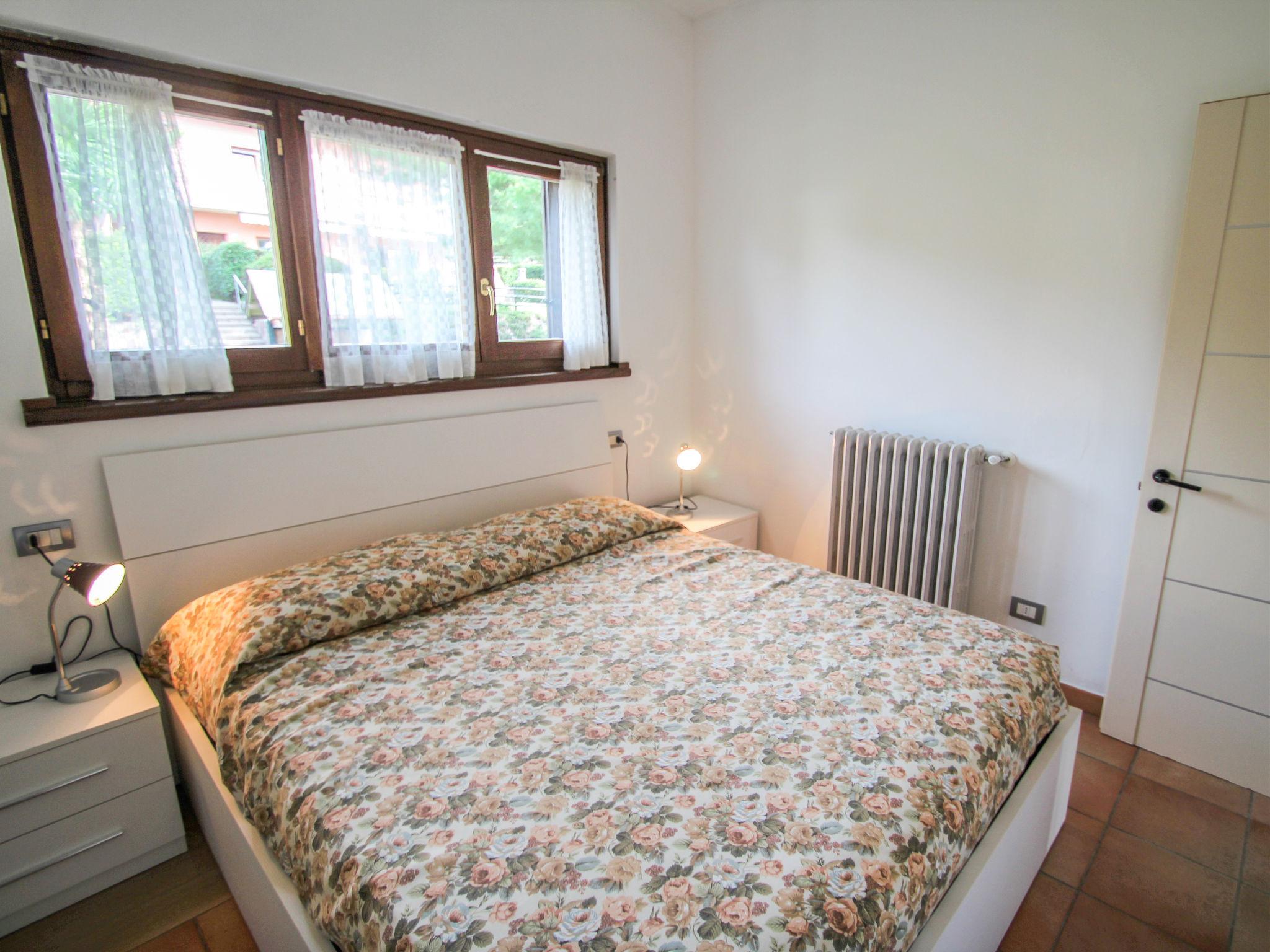 Foto 9 - Apartamento de 1 quarto em Luino com piscina e jardim