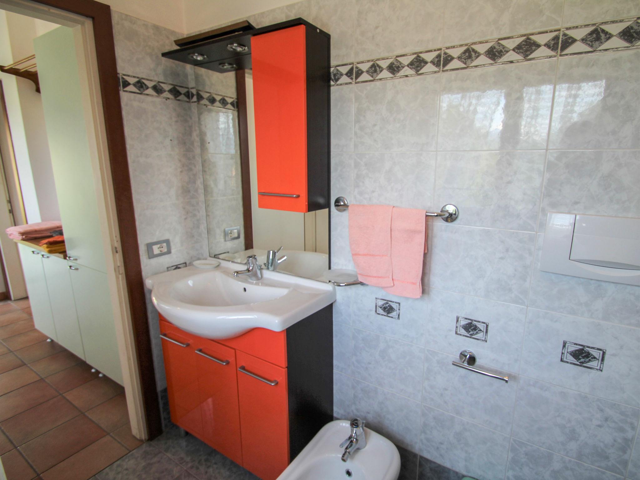 Foto 12 - Apartamento de 1 quarto em Luino com piscina e jardim