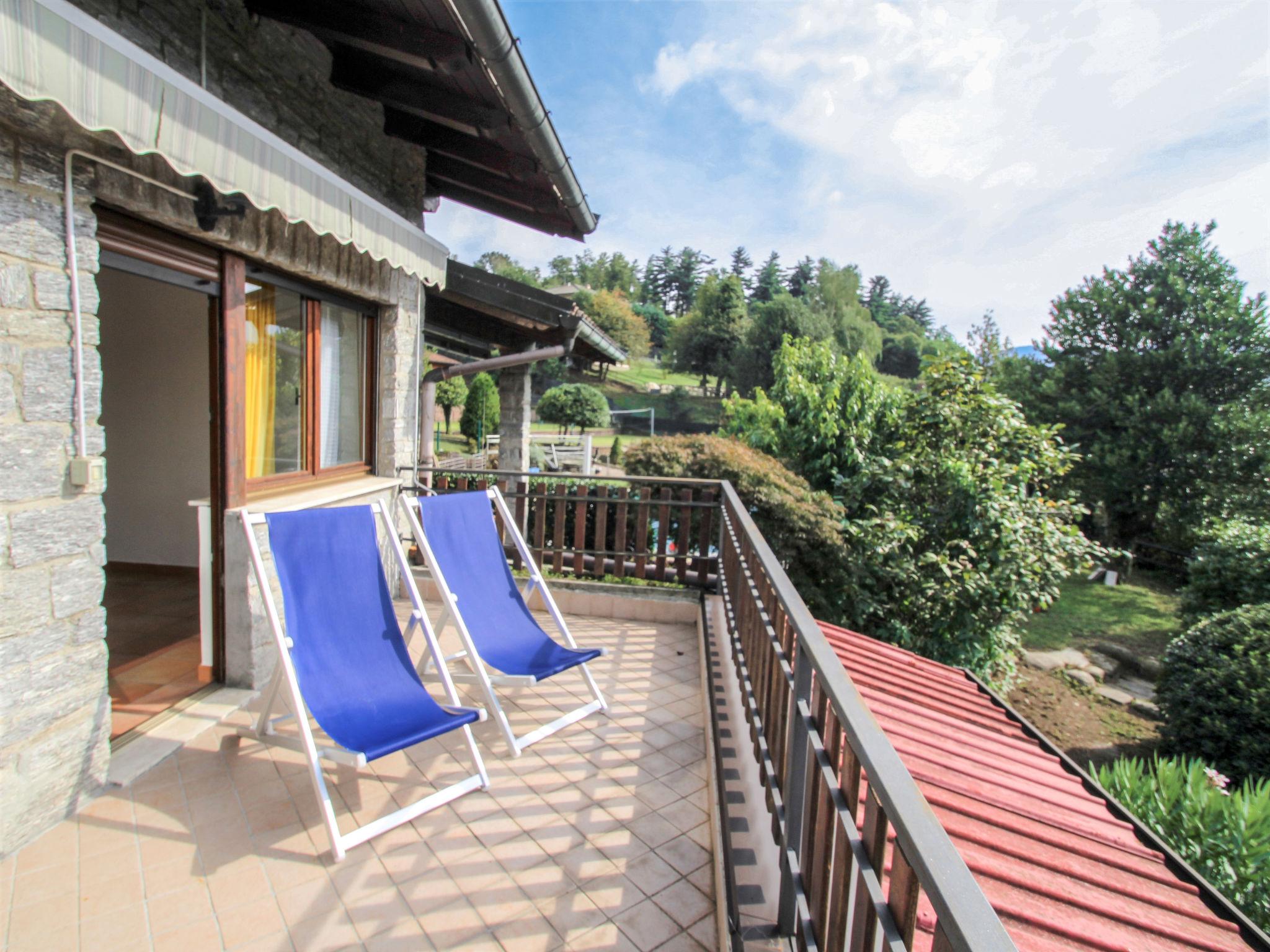 Foto 3 - Apartamento de 1 habitación en Luino con piscina y vistas a la montaña