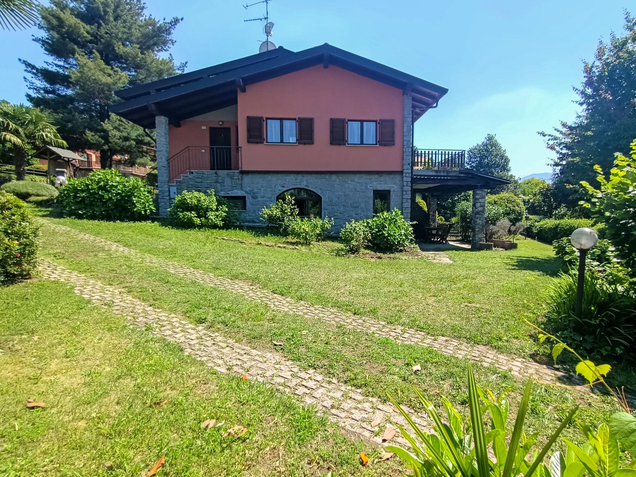 Foto 16 - Apartamento de 1 quarto em Luino com piscina e vista para a montanha