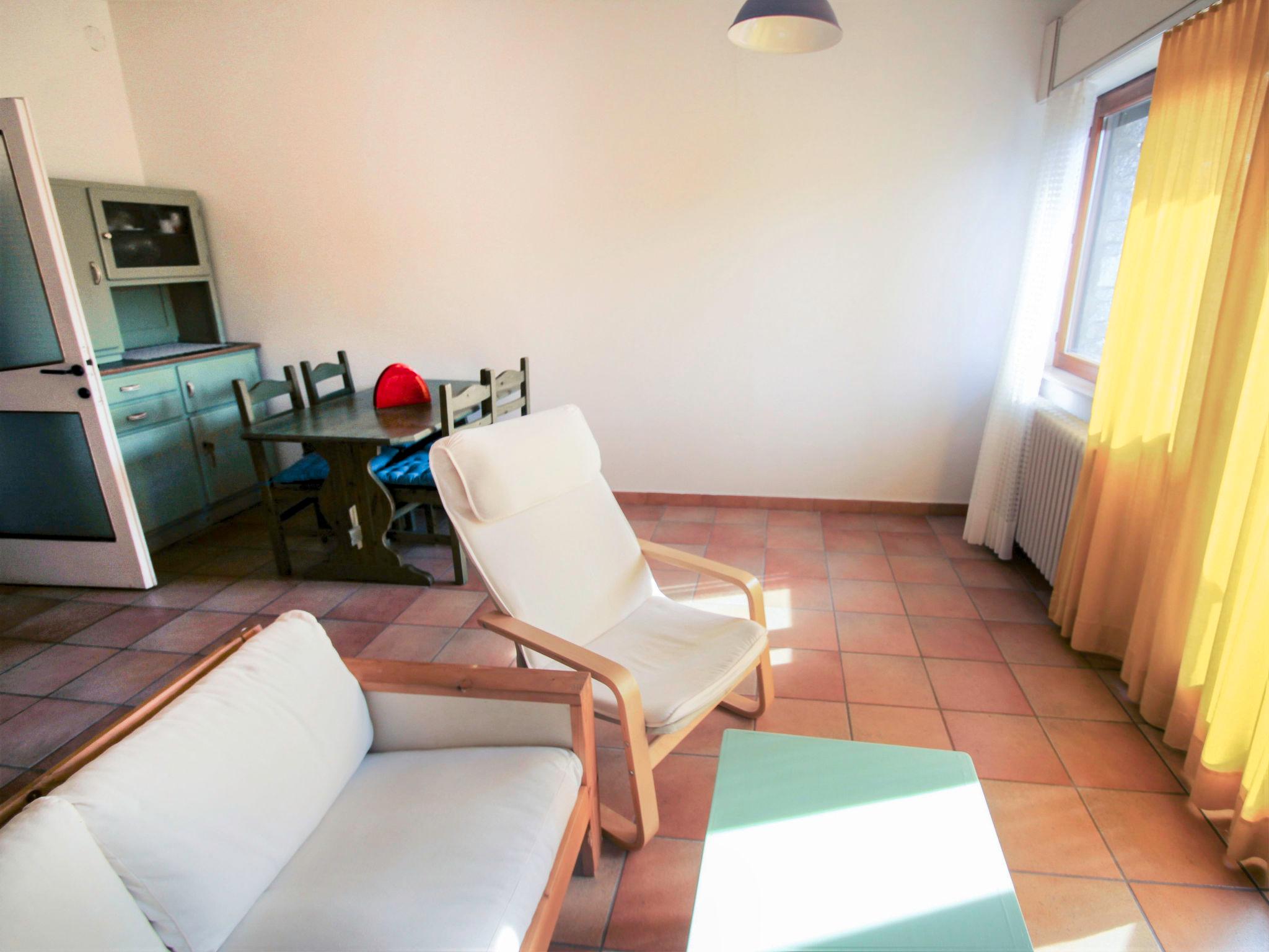 Foto 4 - Apartamento de 1 habitación en Luino con piscina y jardín