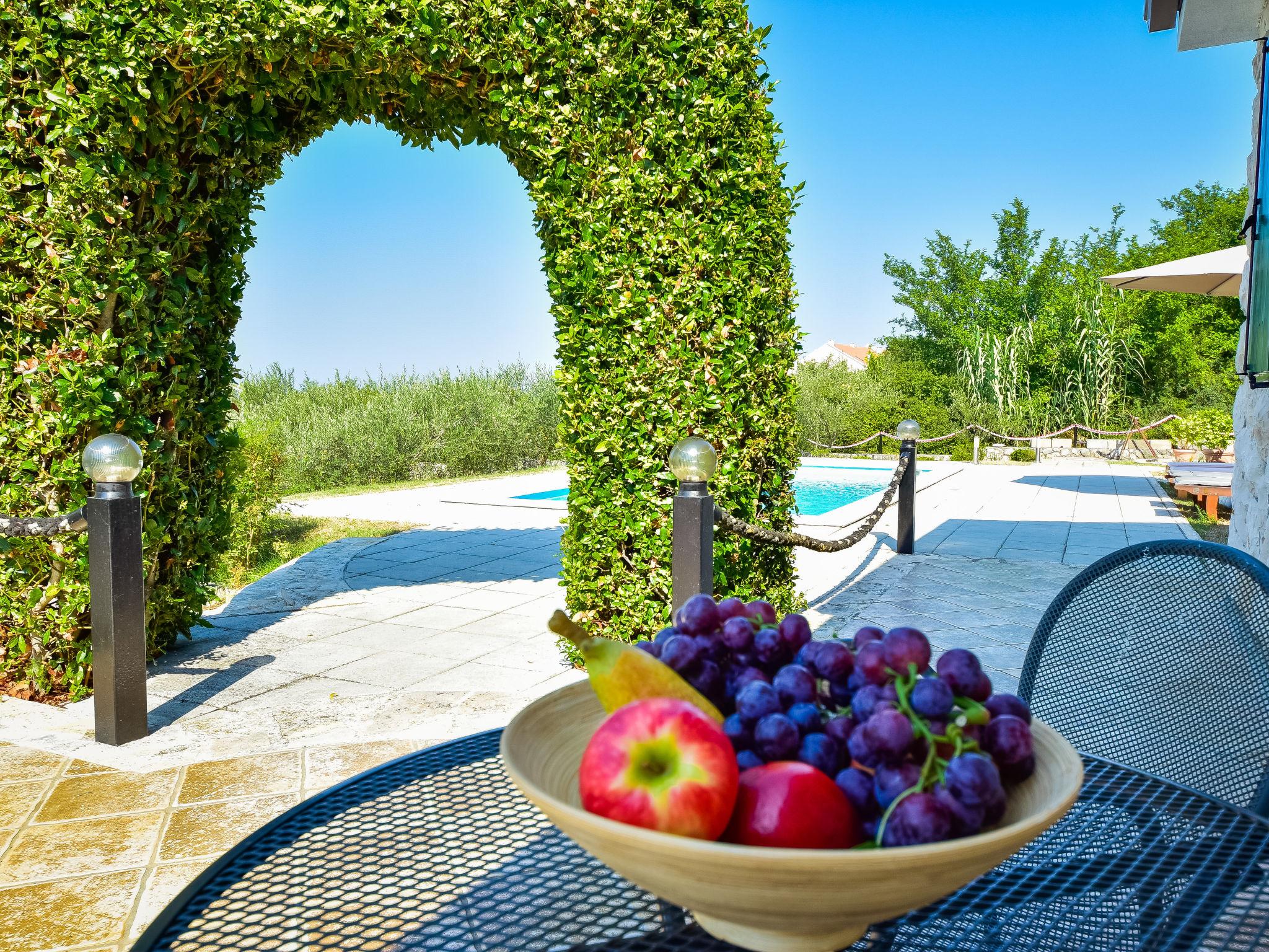 Foto 31 - Casa de 2 quartos em Zadar com piscina privada e jardim