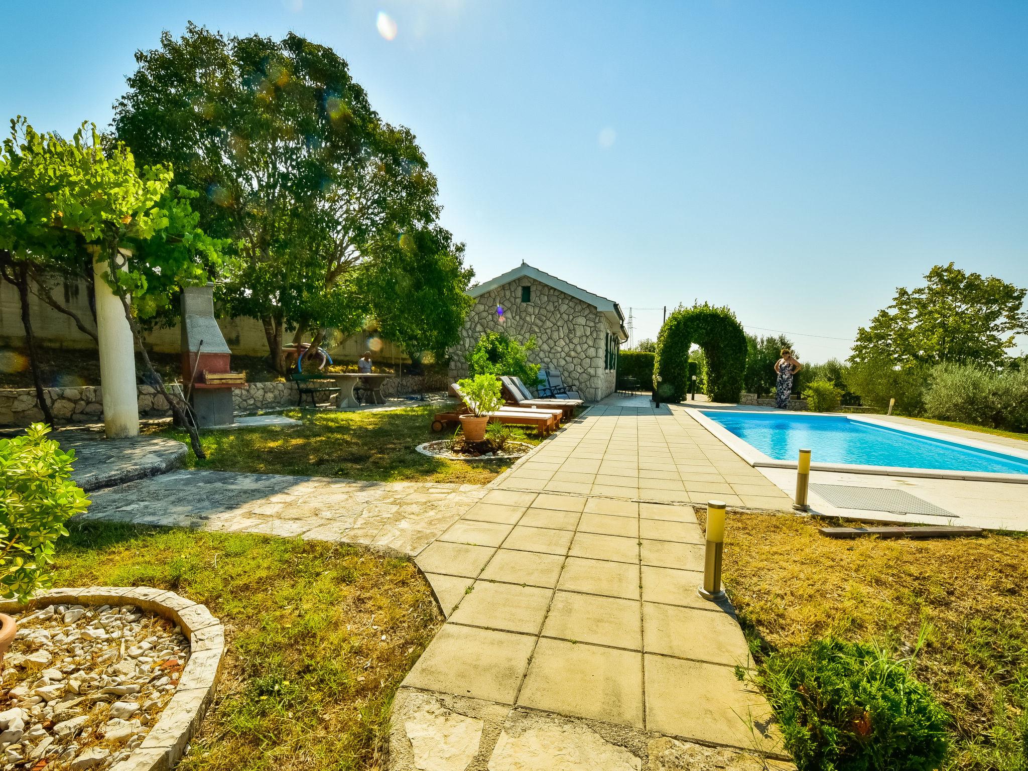 Foto 30 - Casa de 2 quartos em Zadar com piscina privada e jardim