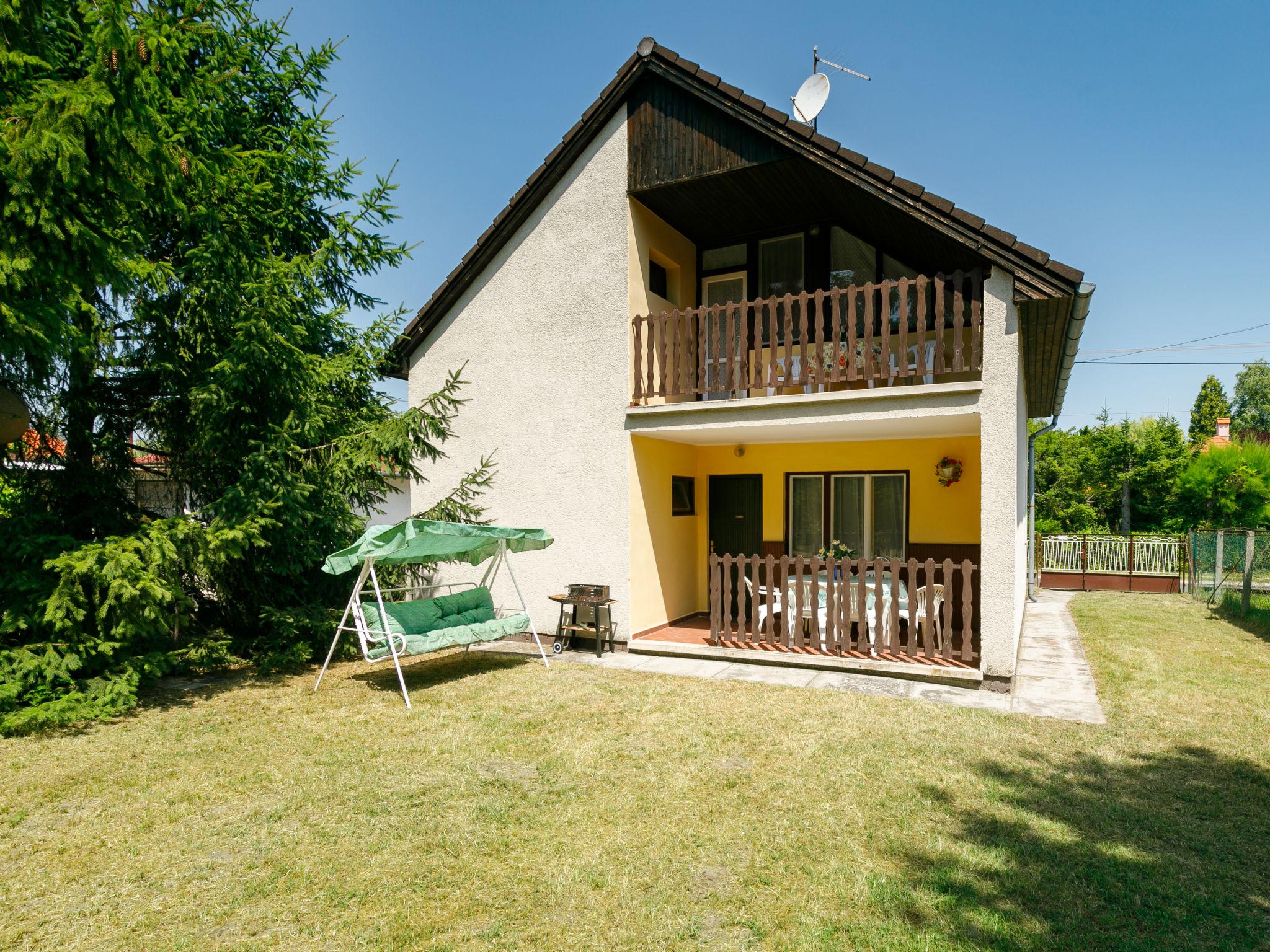 Foto 19 - Haus mit 4 Schlafzimmern in Balatonmáriafürdő mit garten und terrasse
