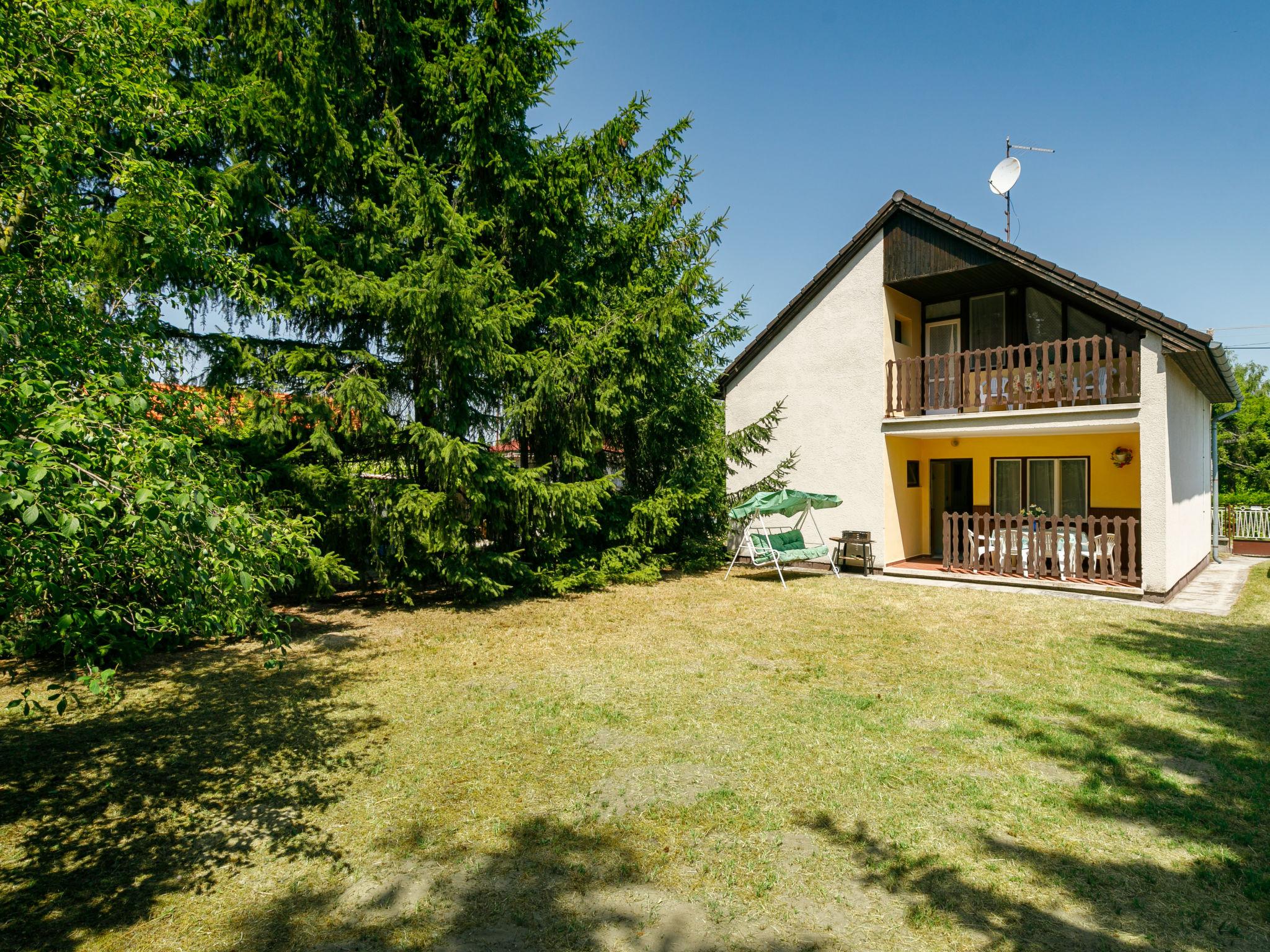 Photo 1 - Maison de 4 chambres à Balatonmáriafürdő avec jardin et terrasse