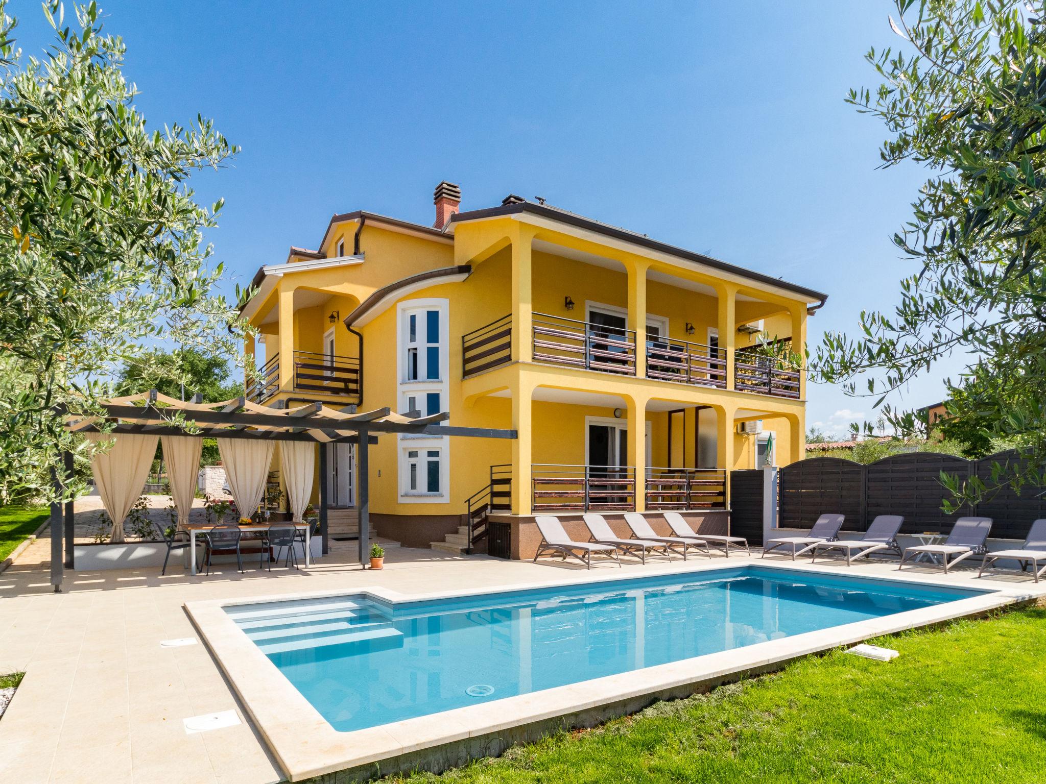 Foto 1 - Casa con 4 camere da letto a Novigrad con piscina privata e vista mare