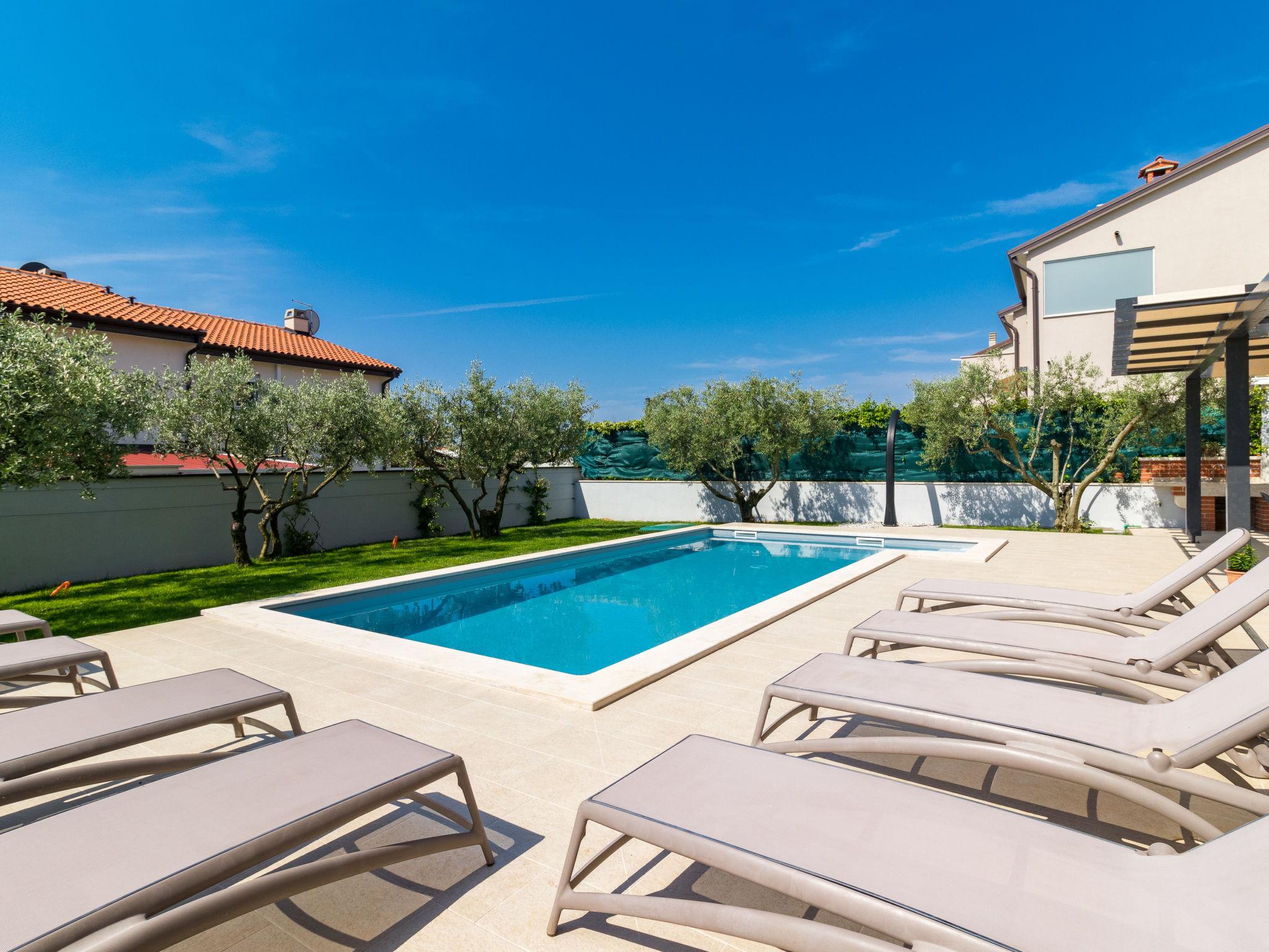 Photo 7 - Maison de 4 chambres à Novigrad avec piscine privée et vues à la mer