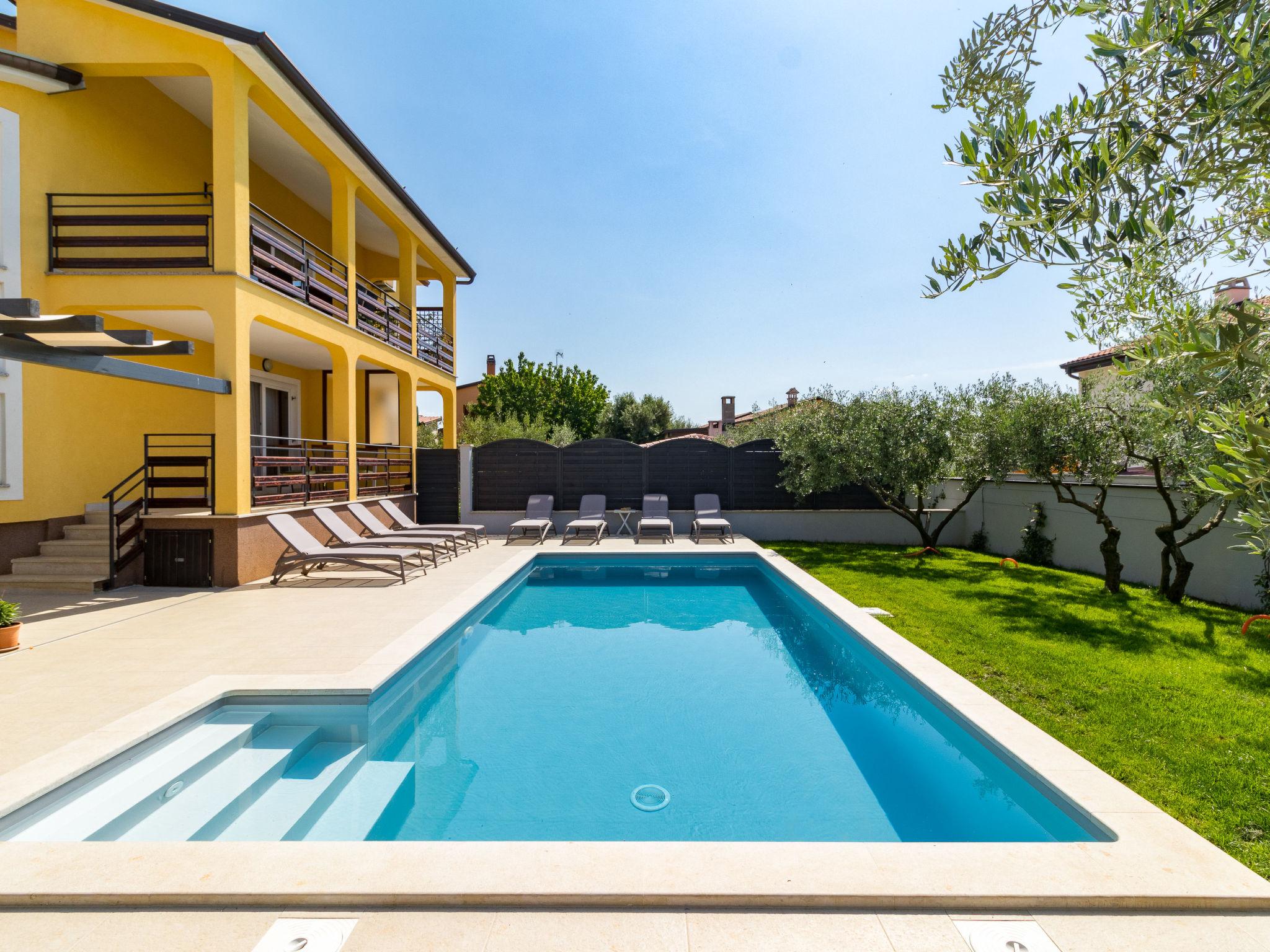 Photo 15 - Maison de 4 chambres à Novigrad avec piscine privée et vues à la mer