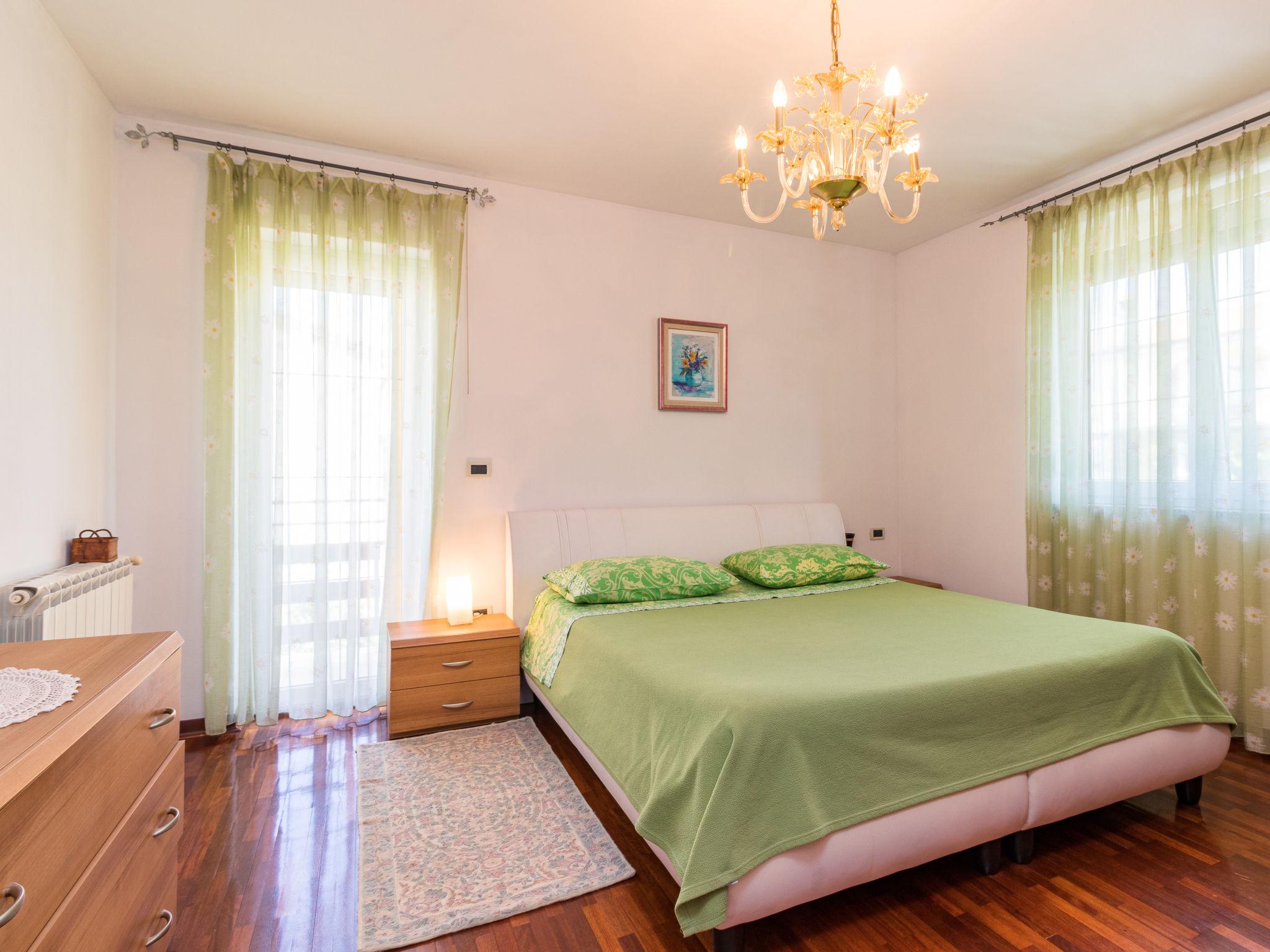 Foto 23 - Casa con 4 camere da letto a Novigrad con piscina privata e vista mare