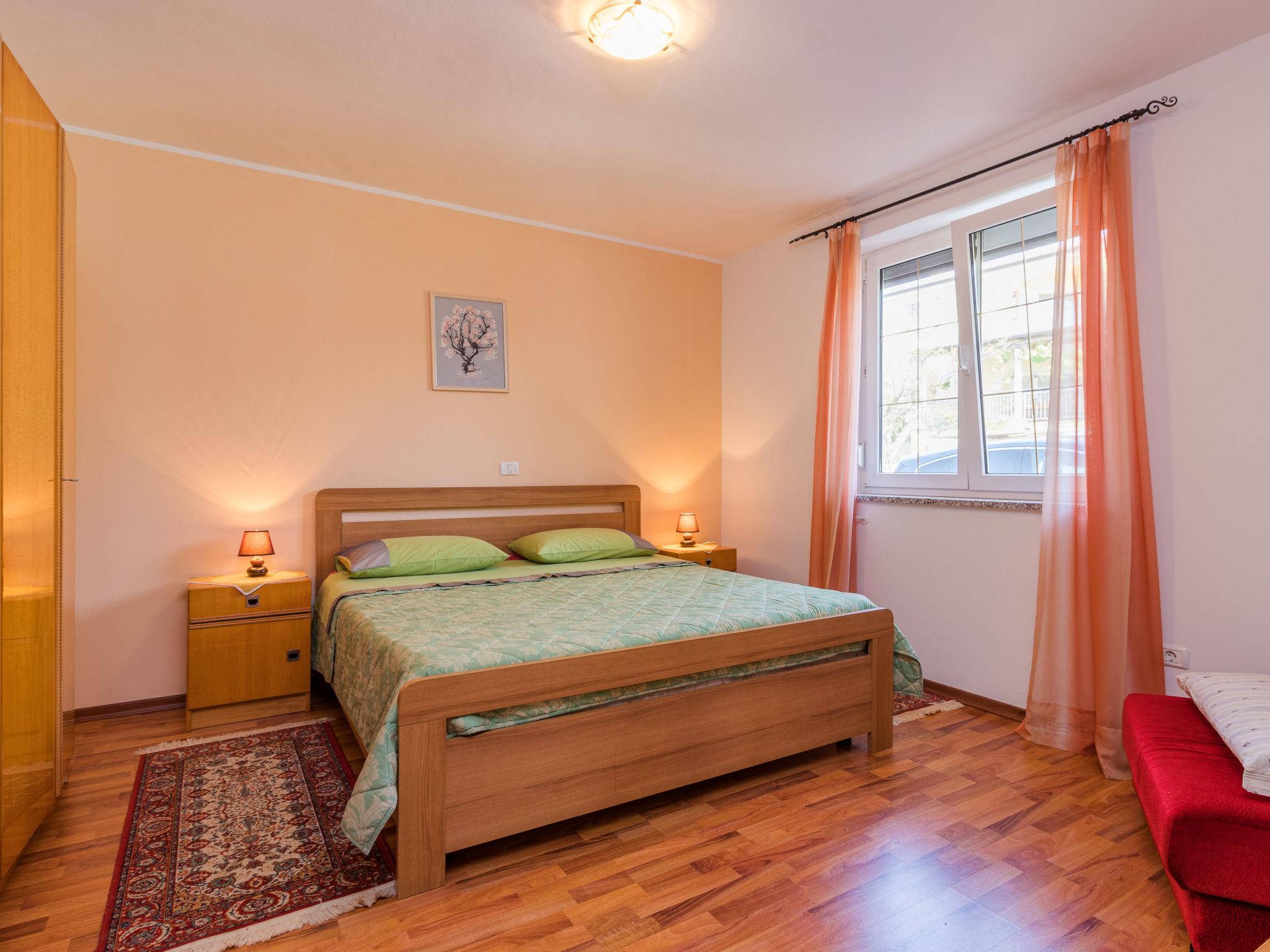 Foto 25 - Casa con 4 camere da letto a Novigrad con piscina privata e vista mare