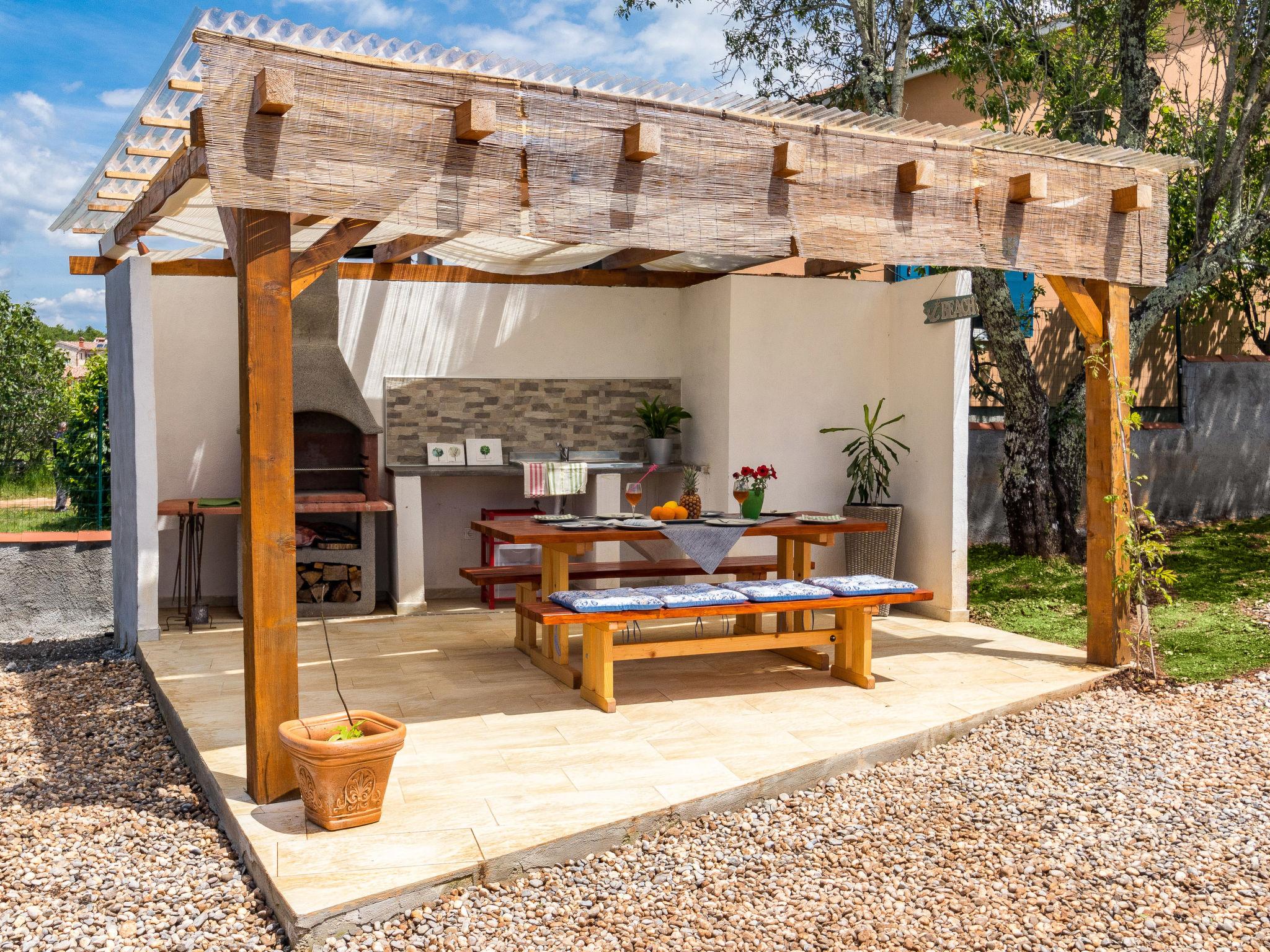 Foto 3 - Casa de 4 quartos em Tinjan com piscina privada e terraço