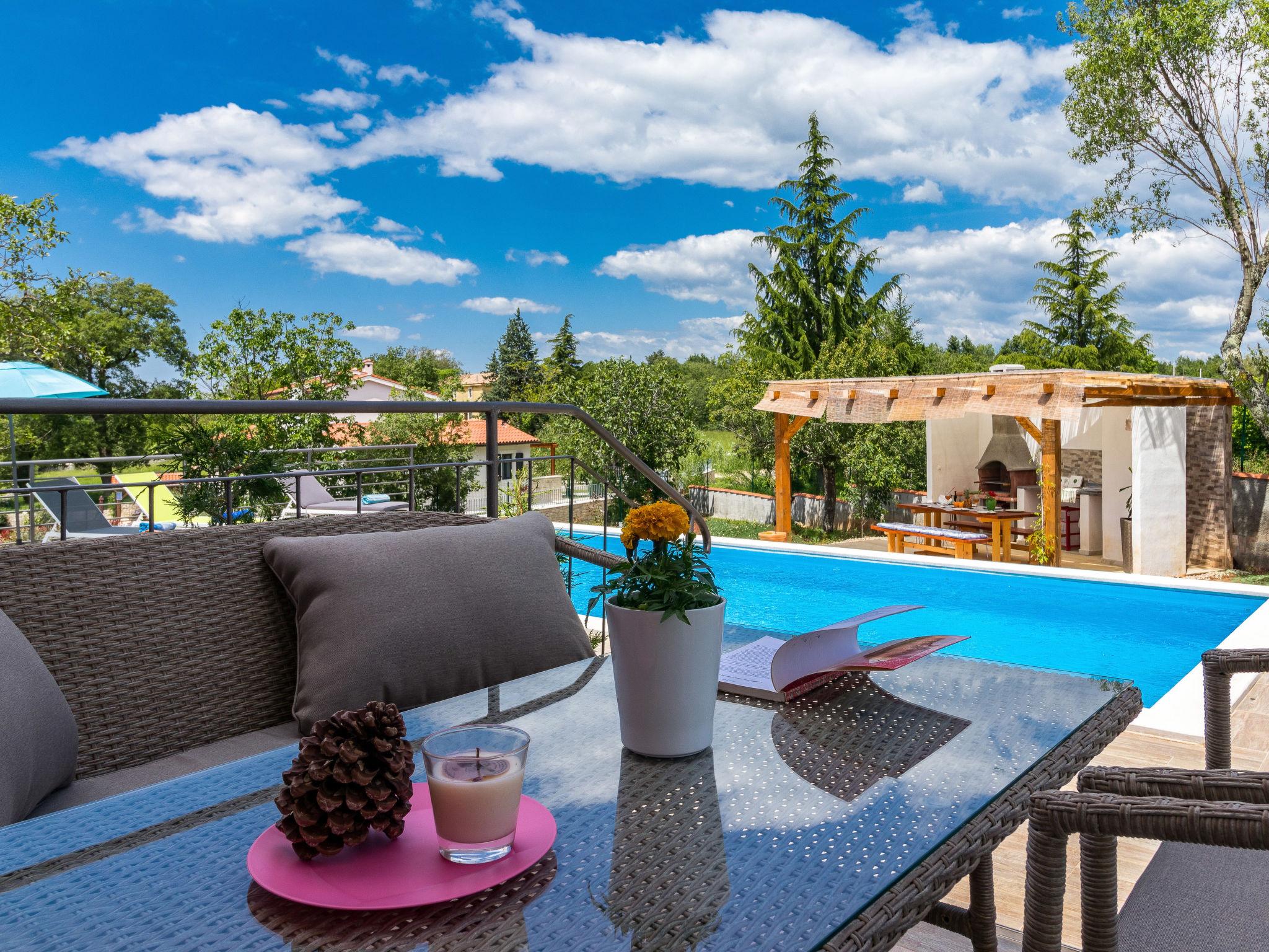 Photo 13 - Maison de 4 chambres à Tinjan avec piscine privée et terrasse