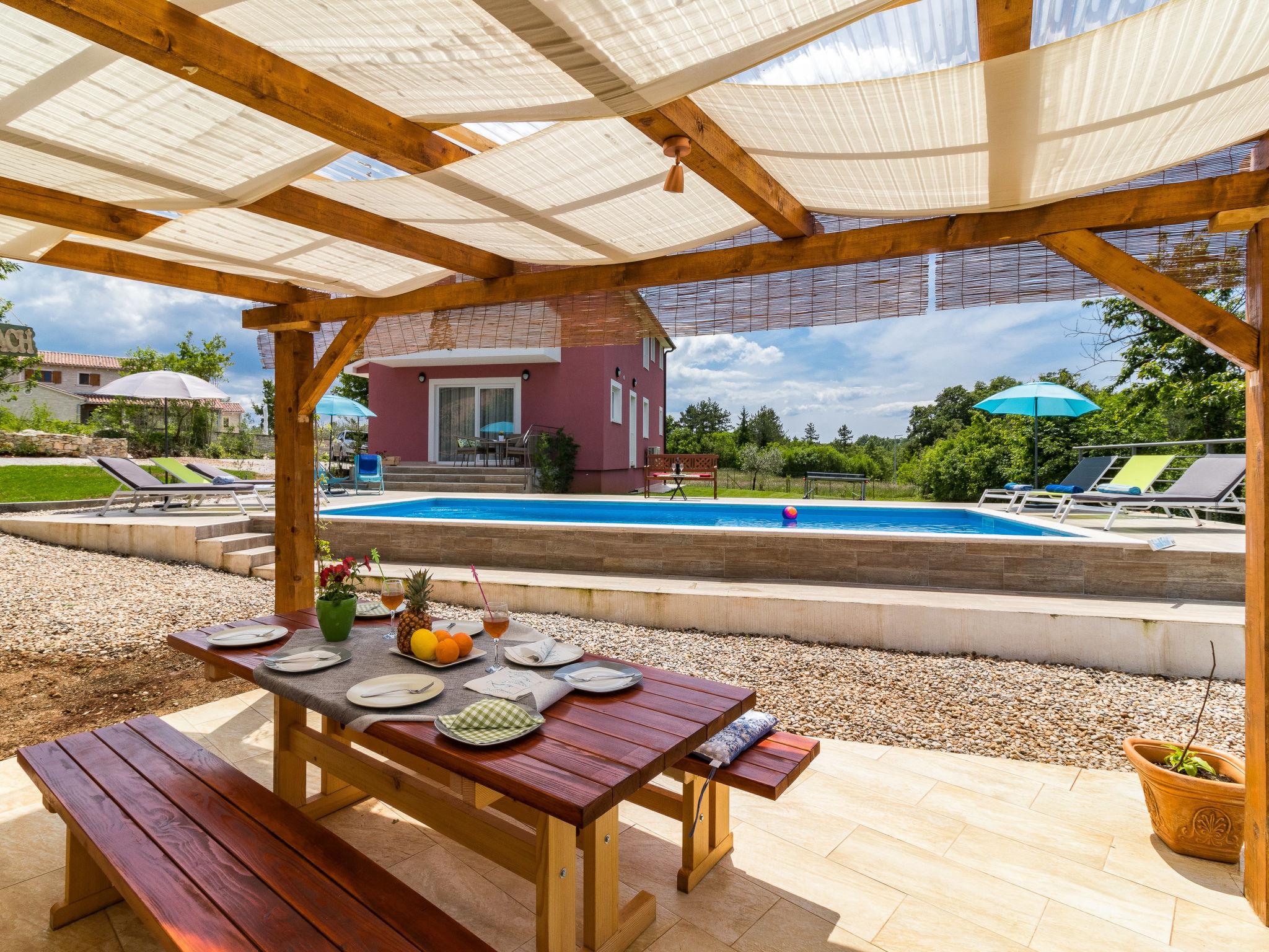 Photo 10 - Maison de 4 chambres à Tinjan avec piscine privée et terrasse