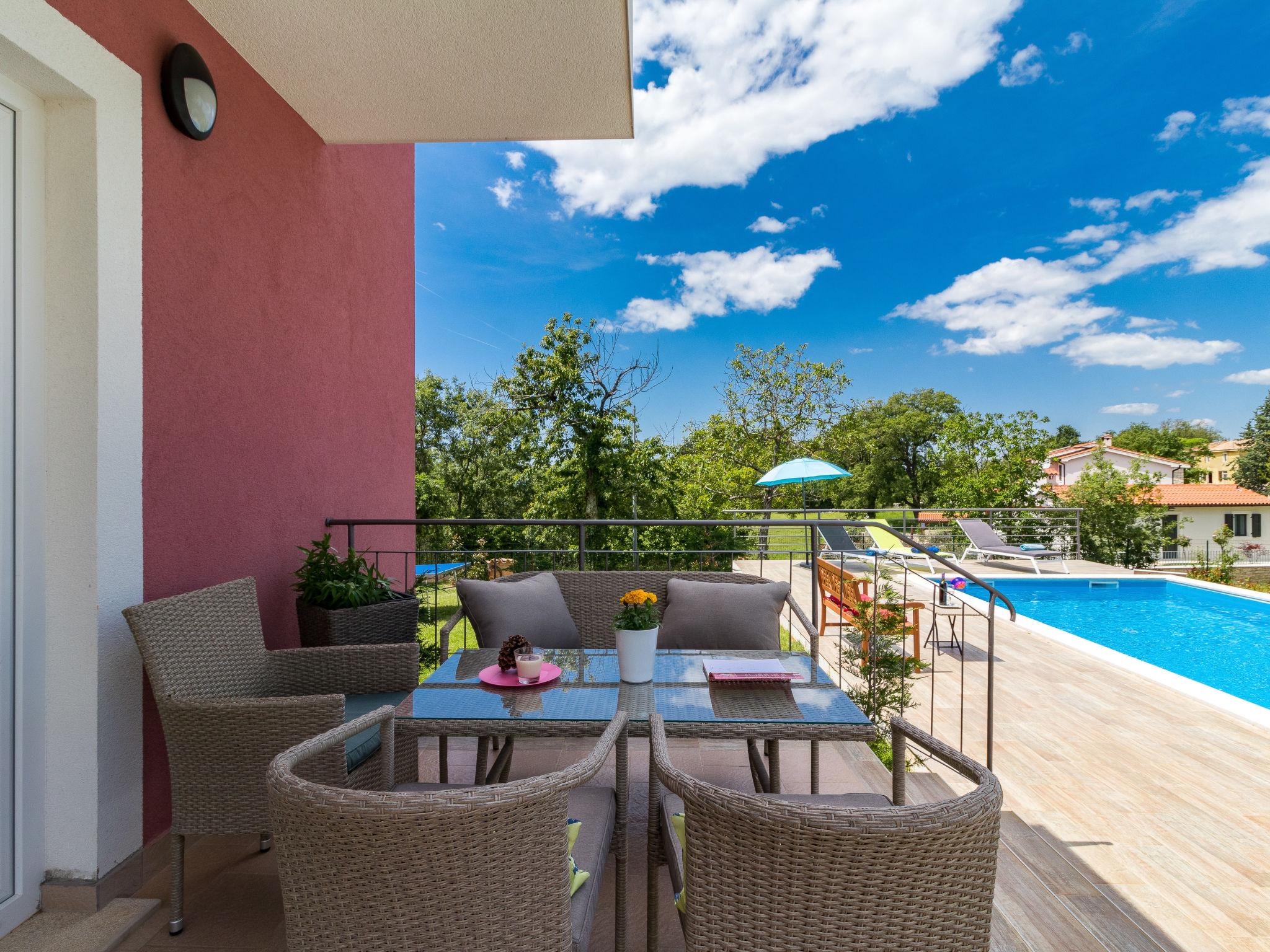 Photo 2 - Maison de 4 chambres à Tinjan avec piscine privée et terrasse