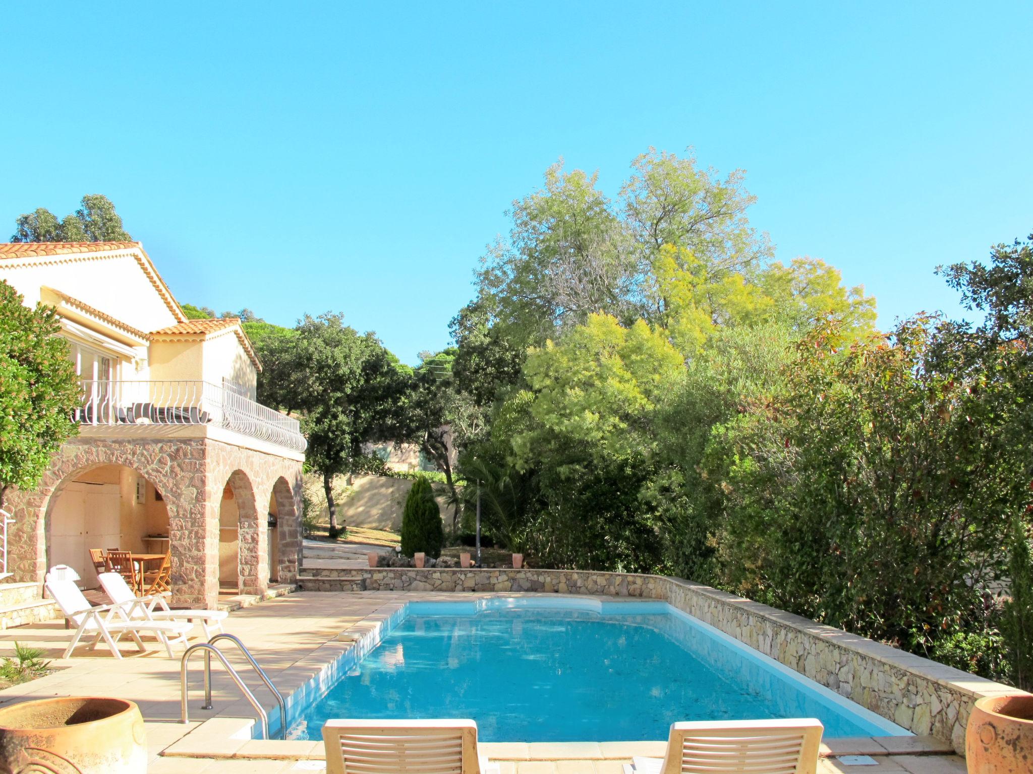 Foto 15 - Casa de 2 quartos em Roquebrune-sur-Argens com piscina privada e vistas do mar