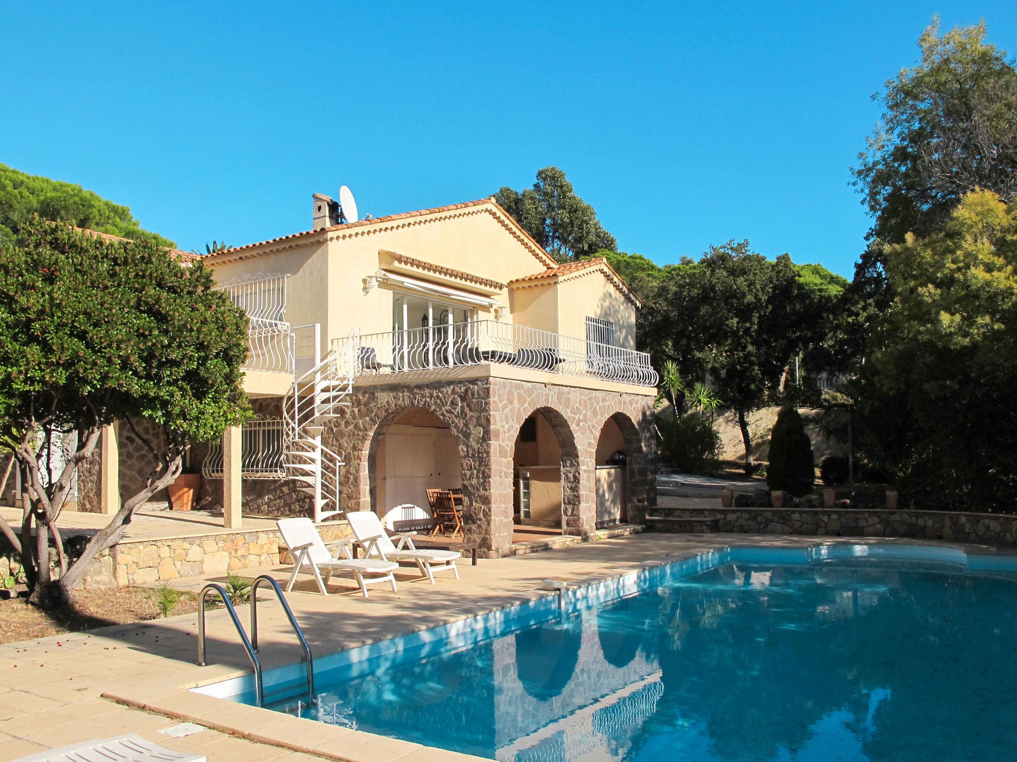 Foto 1 - Haus mit 2 Schlafzimmern in Roquebrune-sur-Argens mit privater pool und blick aufs meer