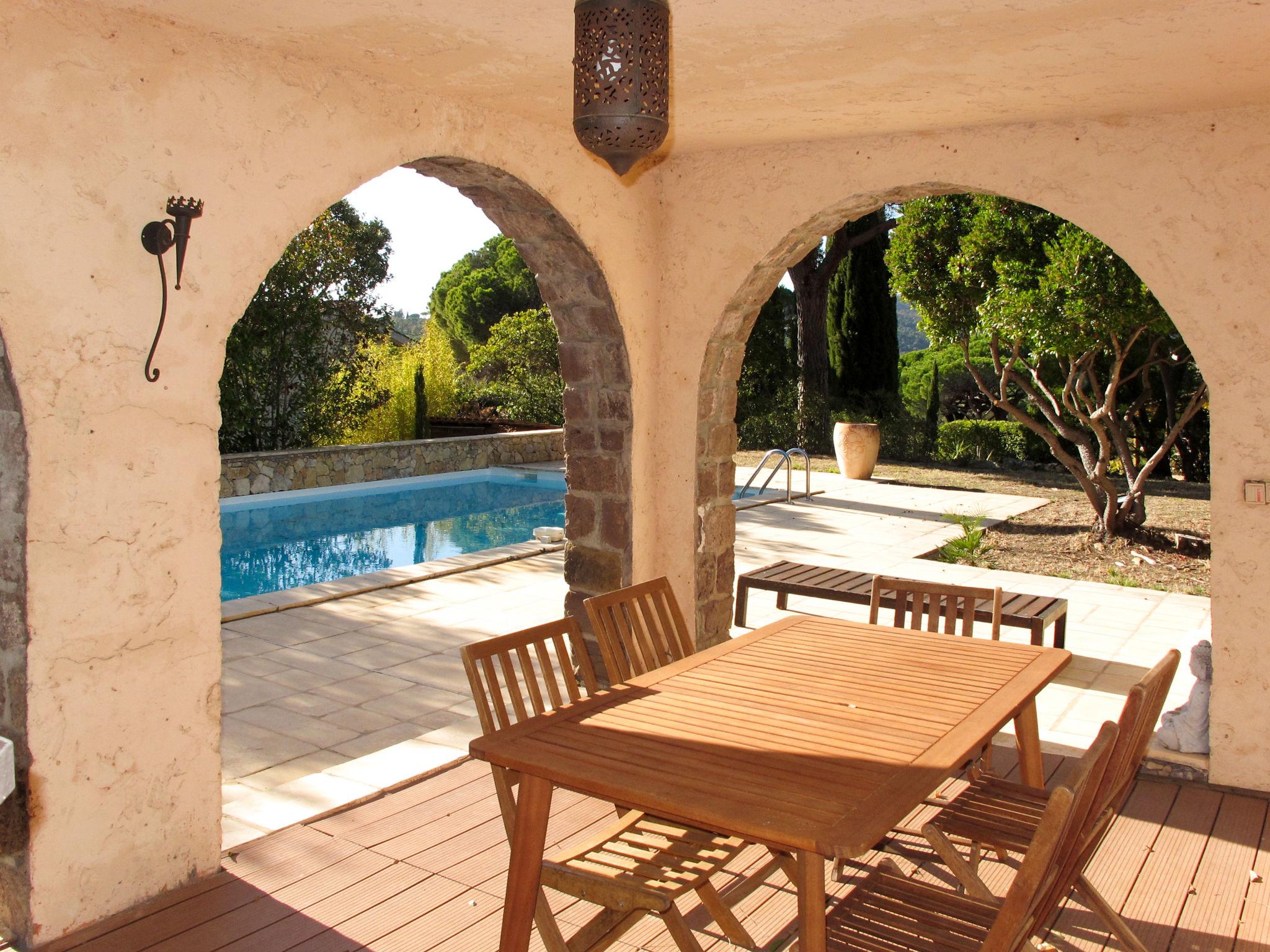 Foto 14 - Haus mit 2 Schlafzimmern in Roquebrune-sur-Argens mit privater pool und blick aufs meer