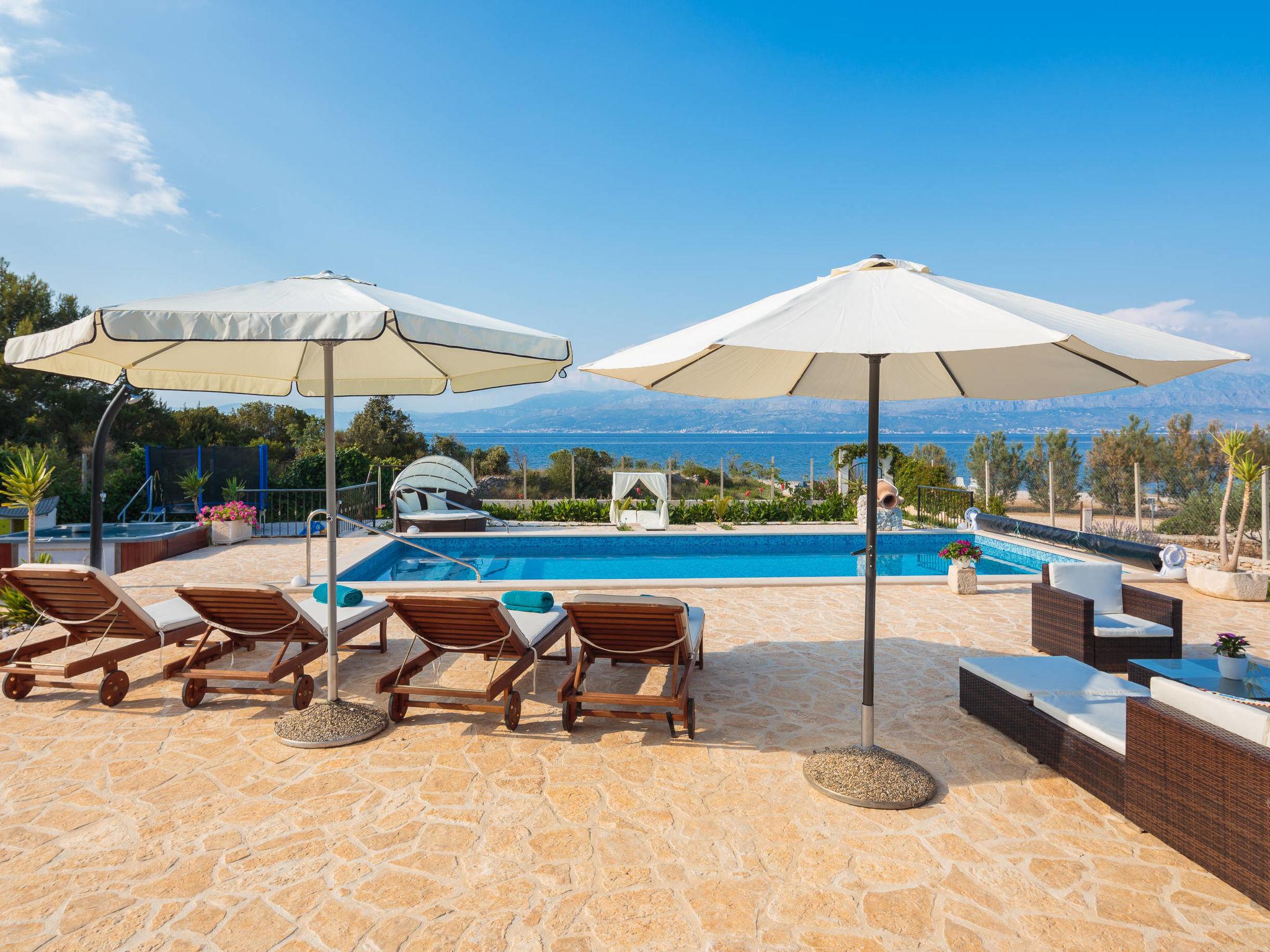 Foto 47 - Casa de 4 quartos em Supetar com piscina privada e vistas do mar