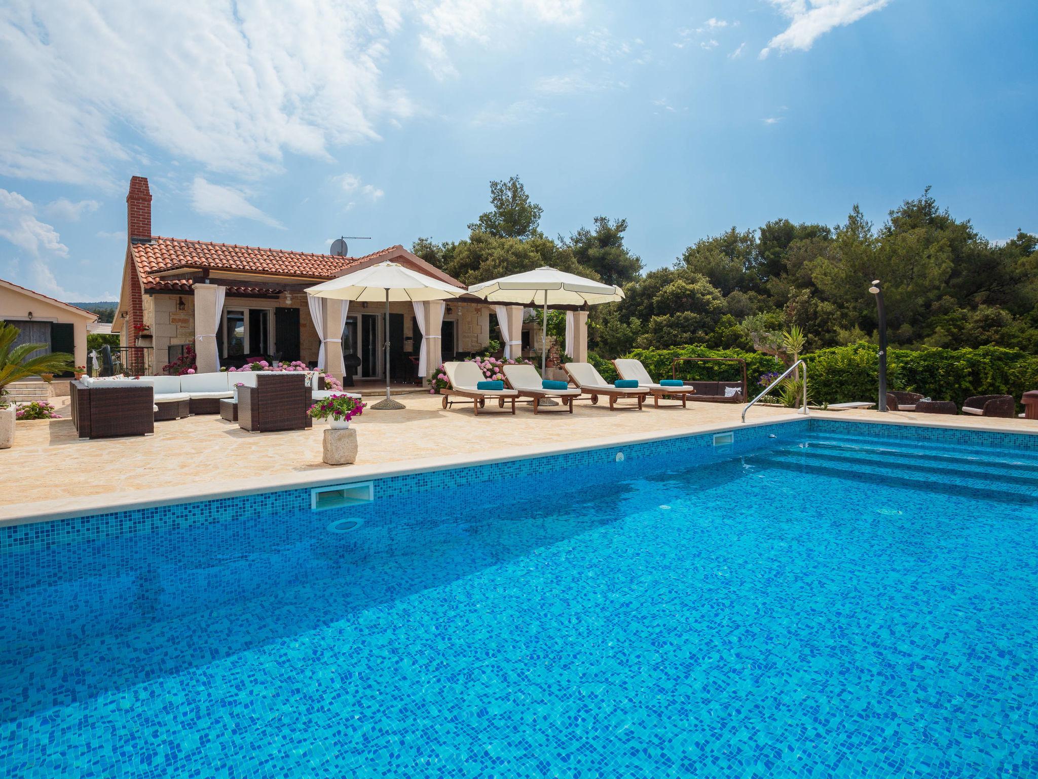 Photo 1 - Maison de 4 chambres à Supetar avec piscine privée et vues à la mer