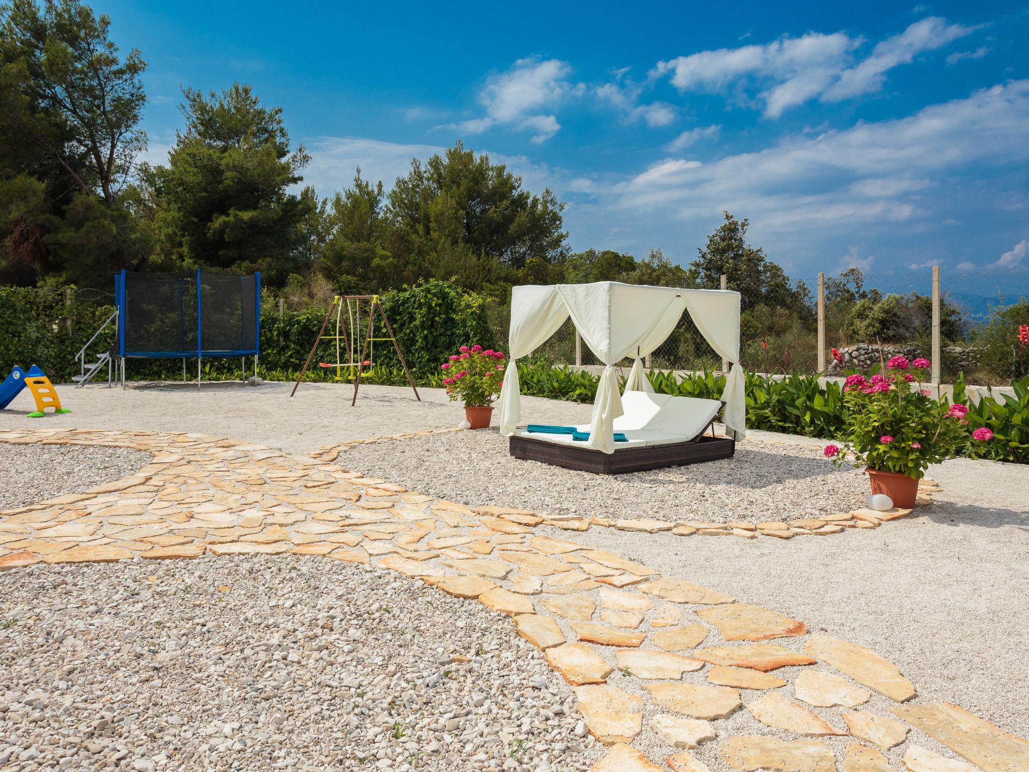 Photo 39 - Maison de 4 chambres à Supetar avec piscine privée et jardin