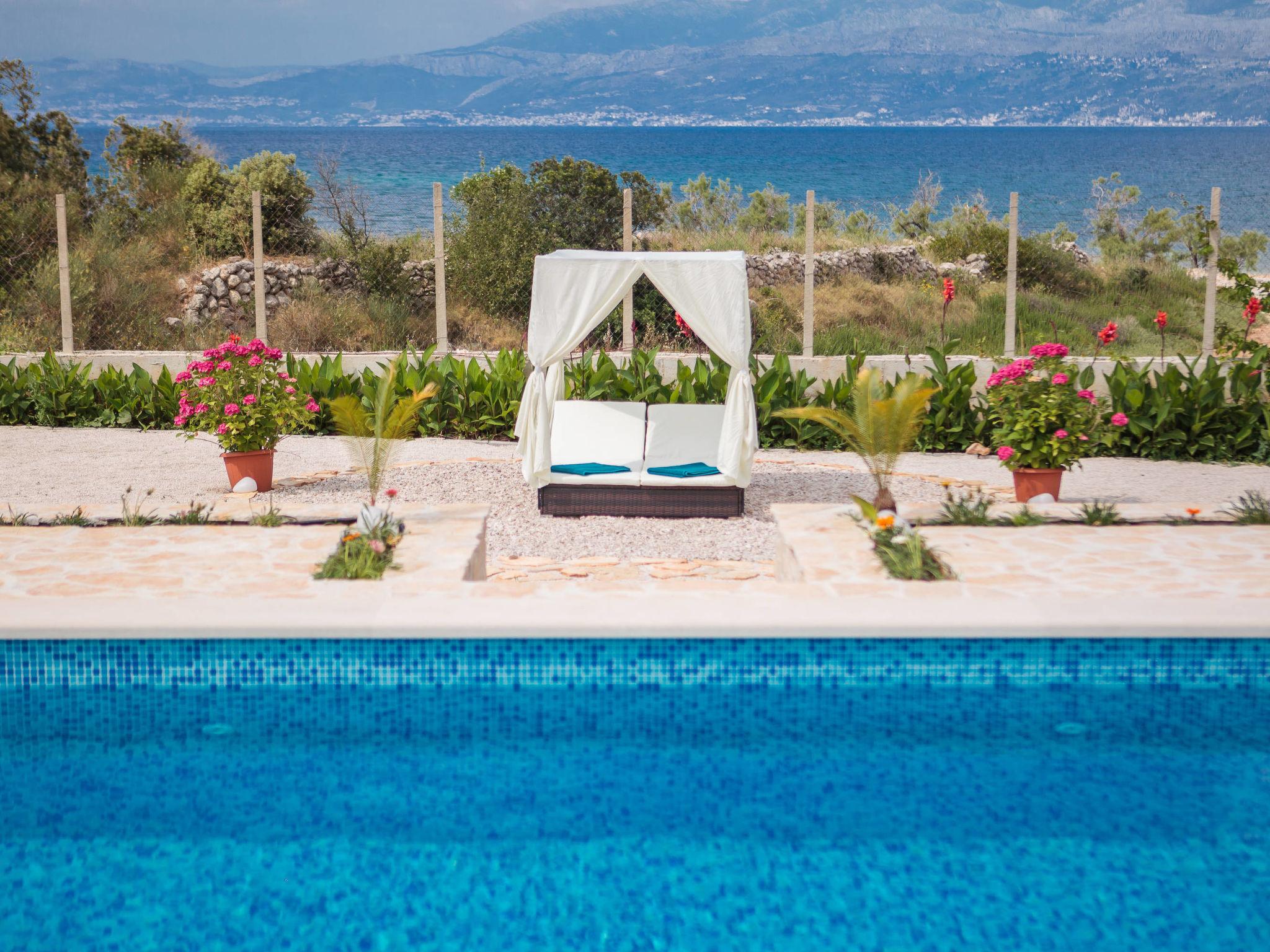 Foto 44 - Casa de 4 quartos em Supetar com piscina privada e vistas do mar