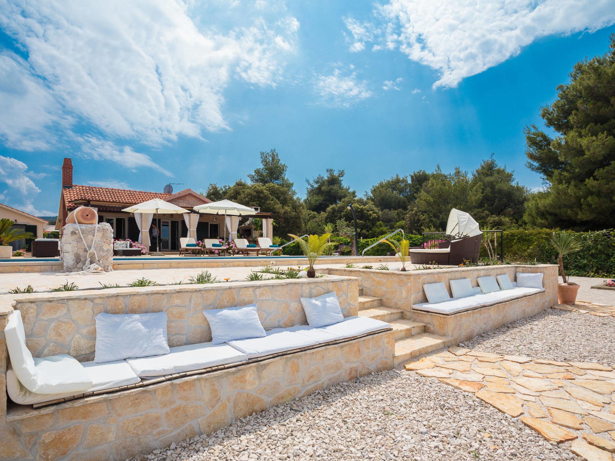 Photo 55 - Maison de 4 chambres à Supetar avec piscine privée et vues à la mer