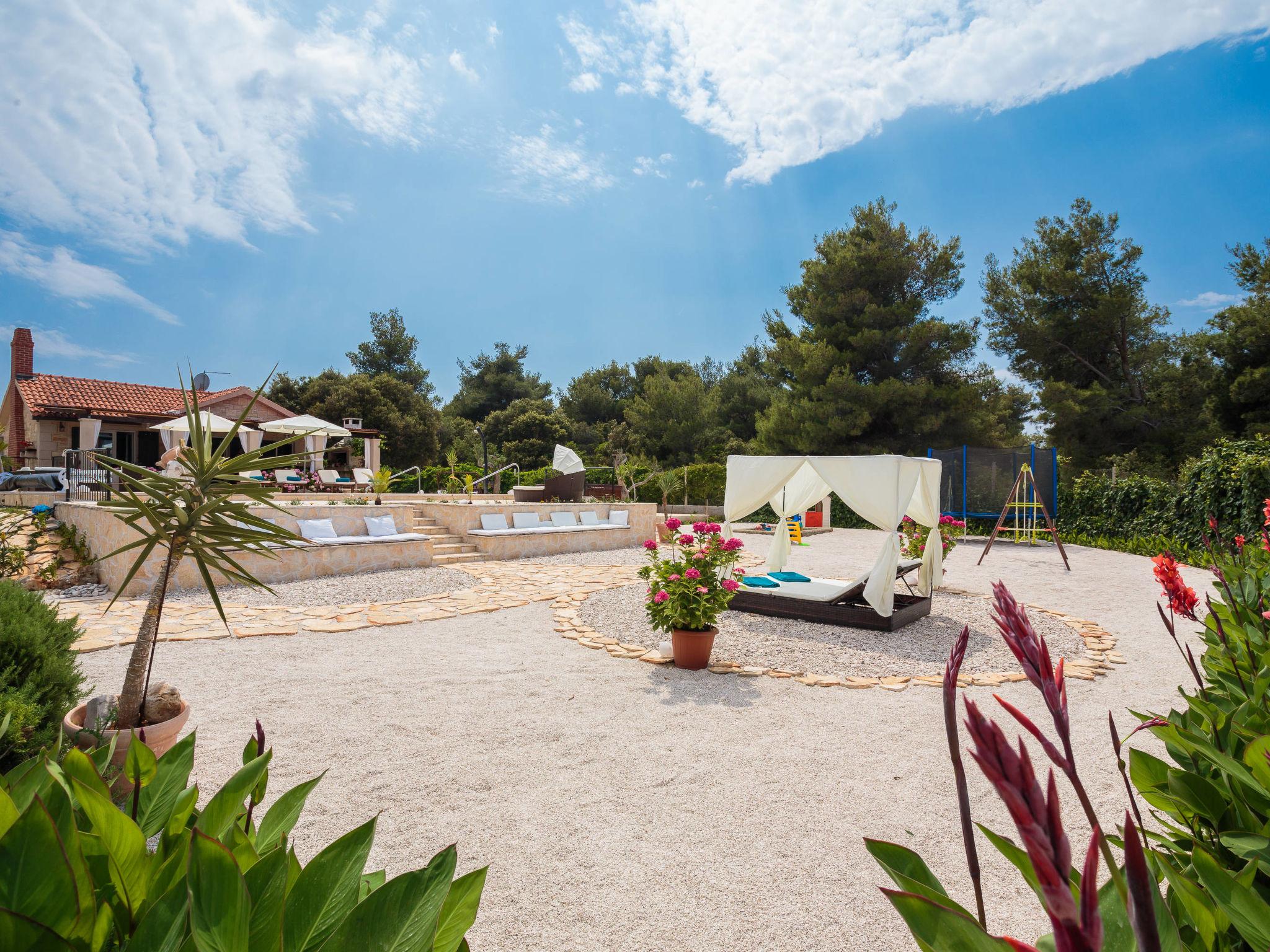 Photo 49 - Maison de 4 chambres à Supetar avec piscine privée et vues à la mer