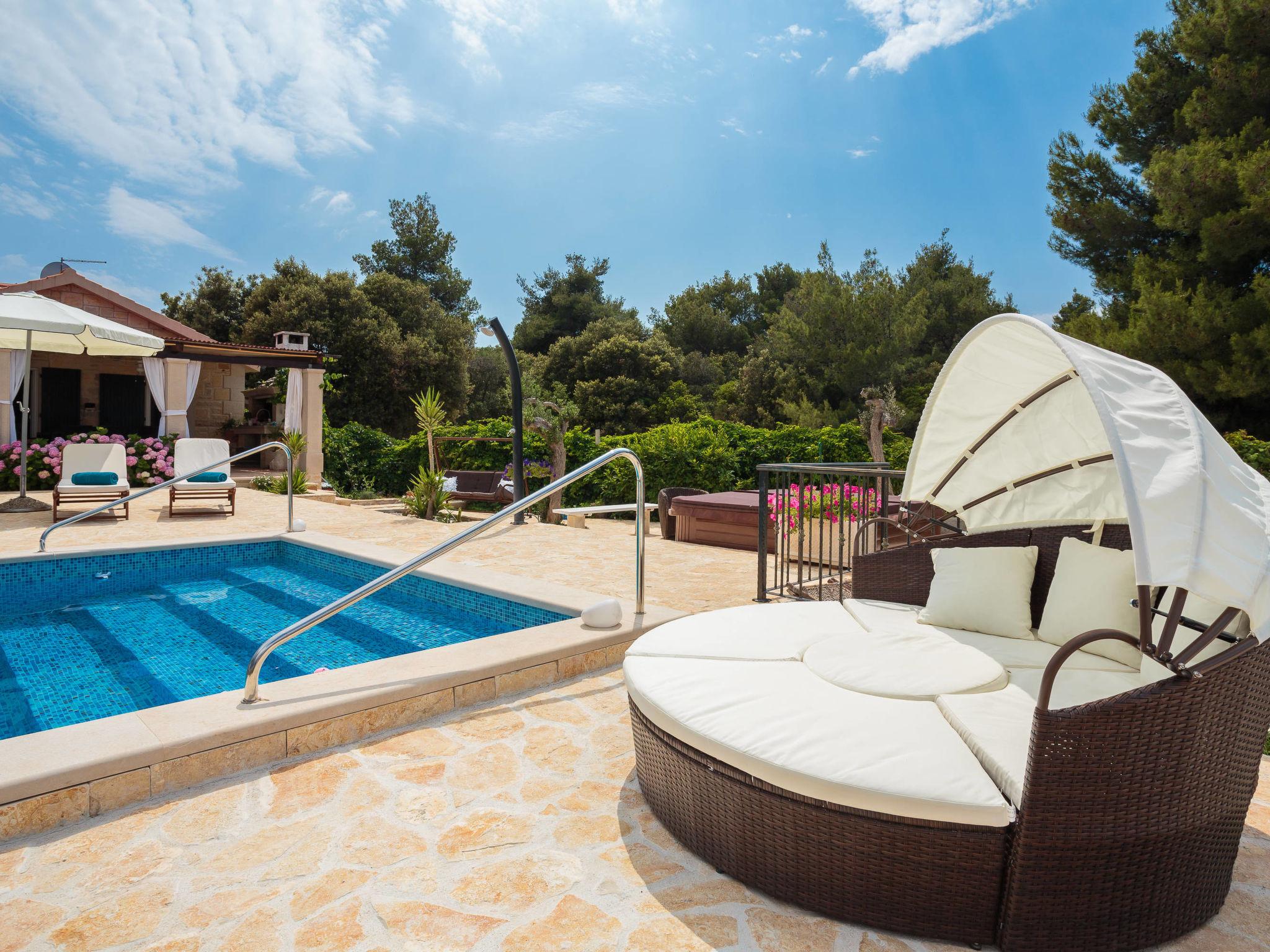 Photo 8 - Maison de 4 chambres à Supetar avec piscine privée et jardin