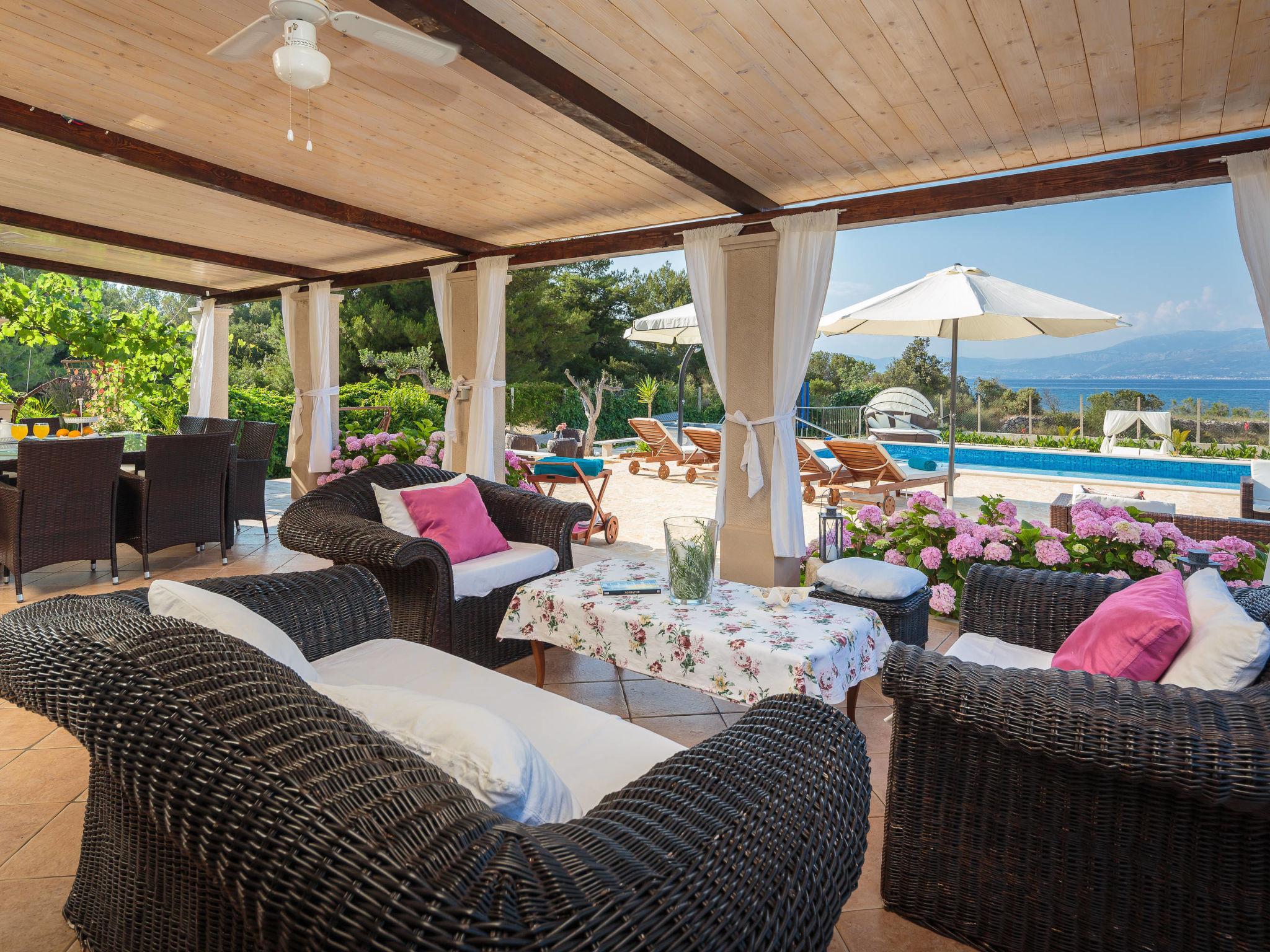 Foto 36 - Casa de 4 quartos em Supetar com piscina privada e vistas do mar