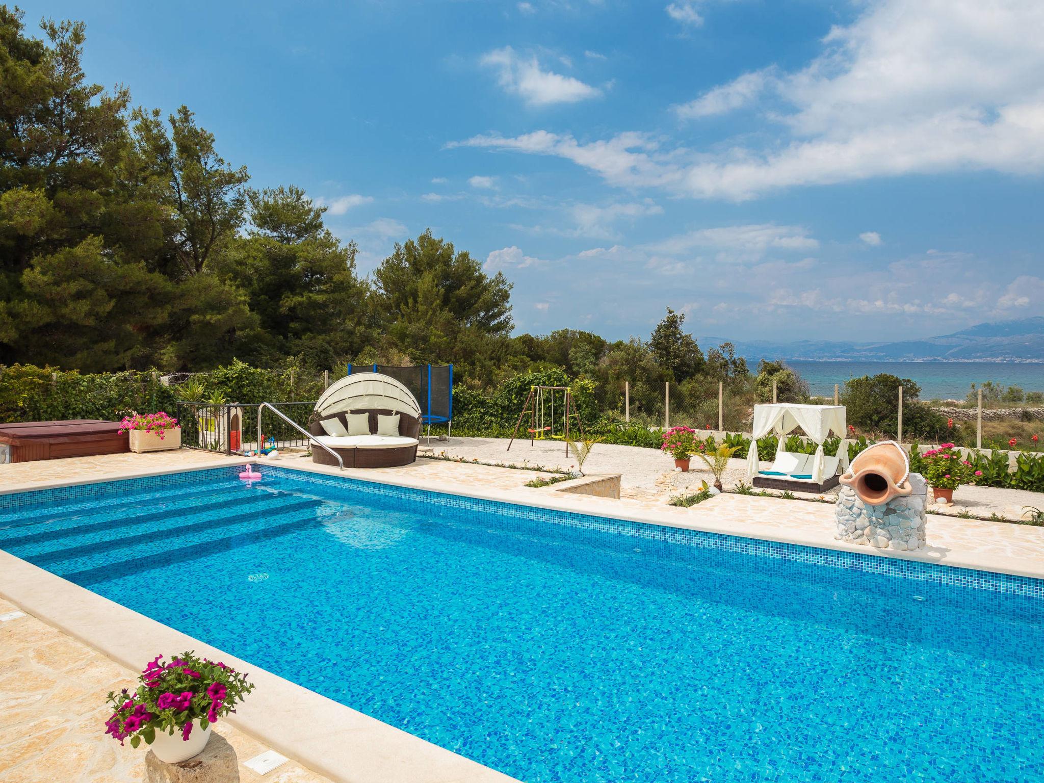 Foto 4 - Casa de 4 quartos em Supetar com piscina privada e vistas do mar