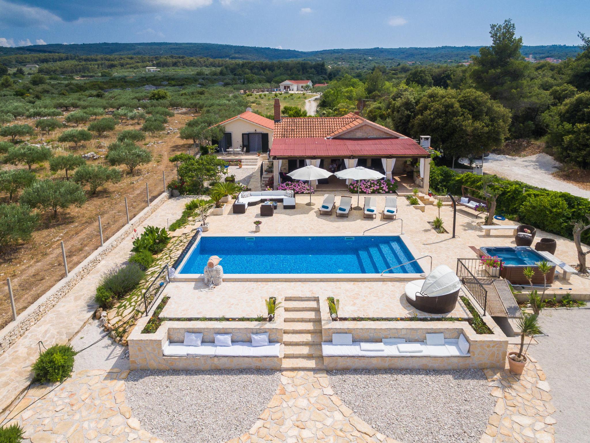 Foto 3 - Casa de 4 quartos em Supetar com piscina privada e vistas do mar