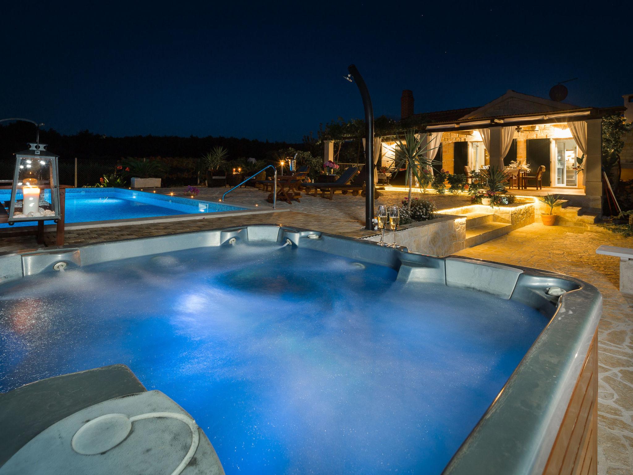 Foto 27 - Casa de 4 quartos em Supetar com piscina privada e vistas do mar