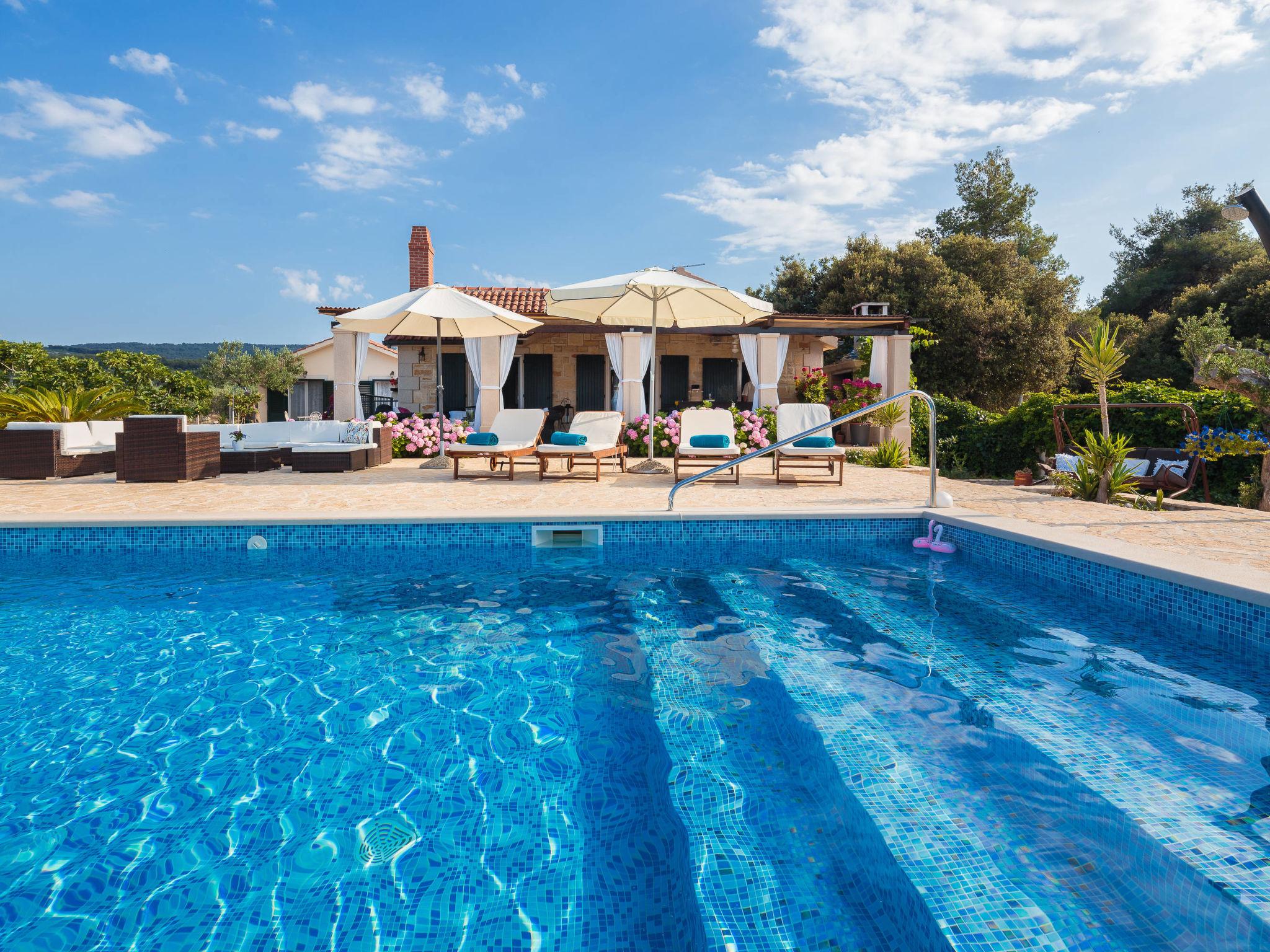 Photo 43 - Maison de 4 chambres à Supetar avec piscine privée et vues à la mer