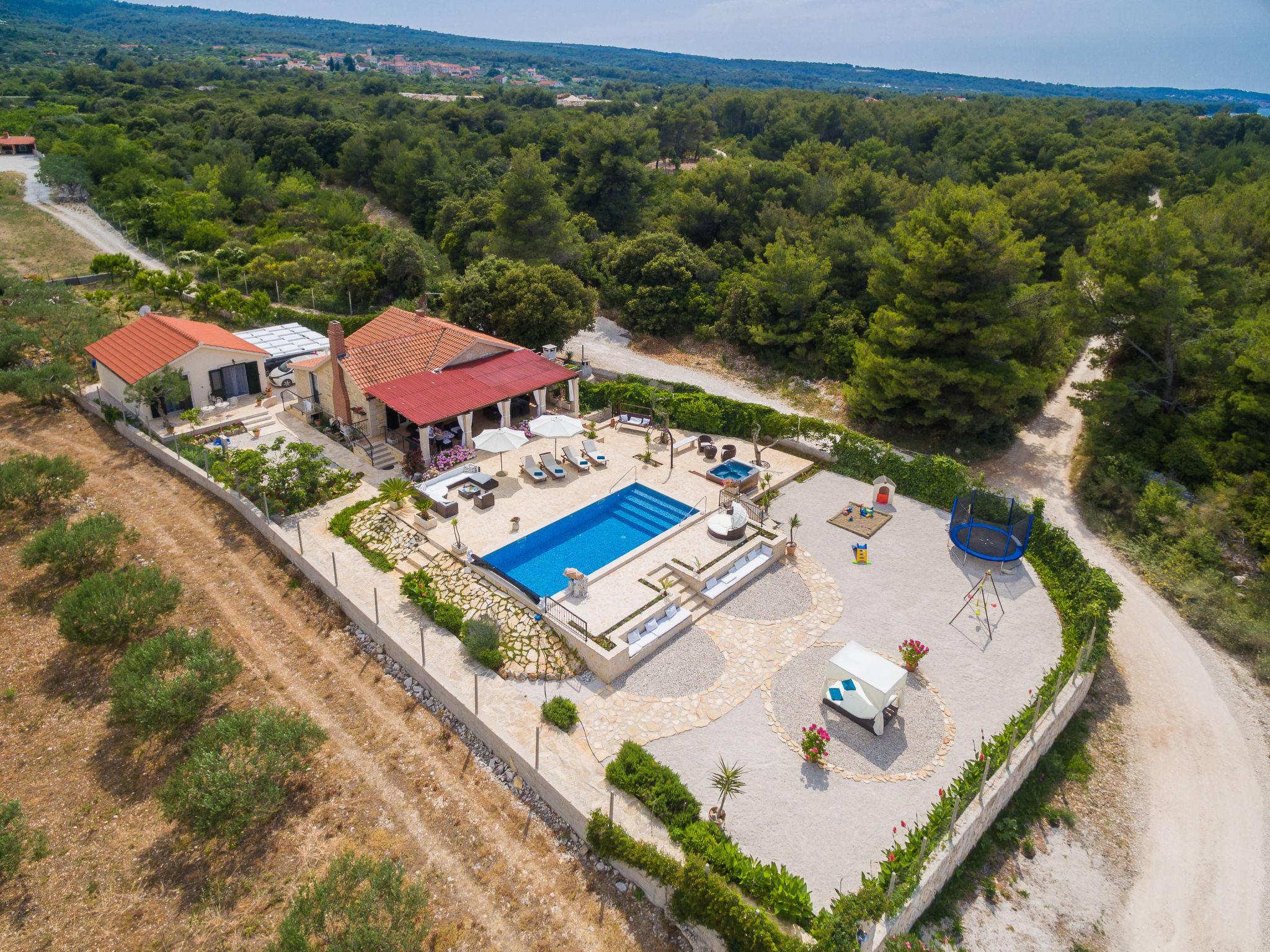 Foto 6 - Casa de 4 habitaciones en Supetar con piscina privada y jardín