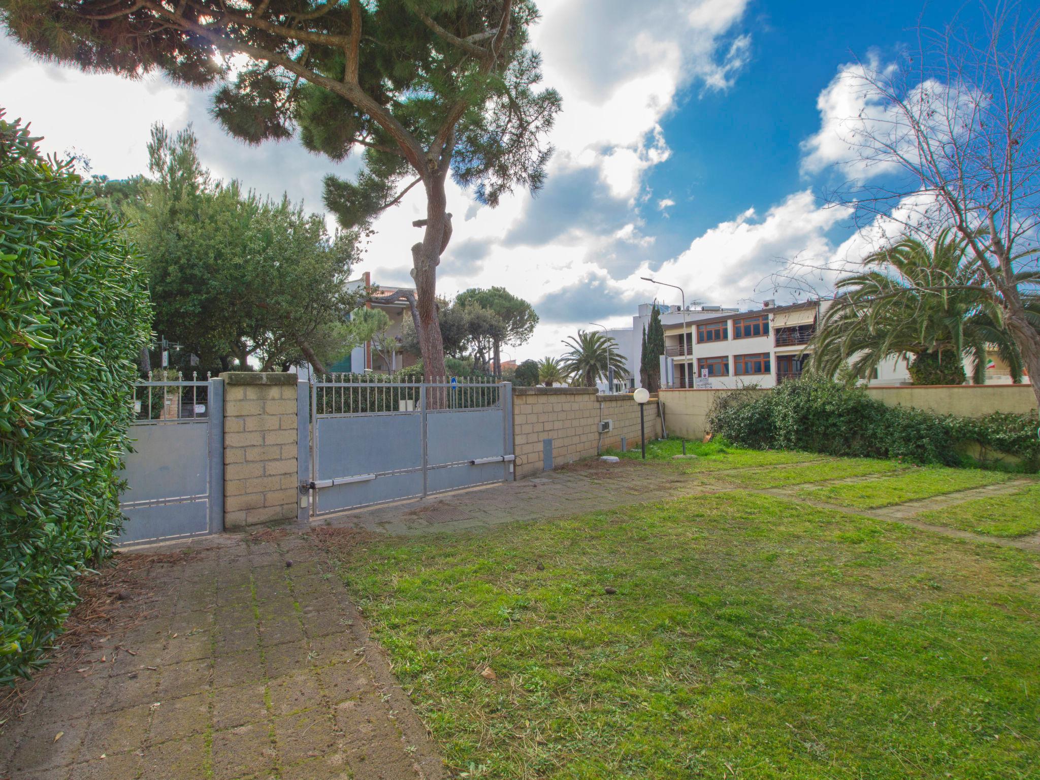 Photo 16 - 3 bedroom Apartment in San Vincenzo with garden