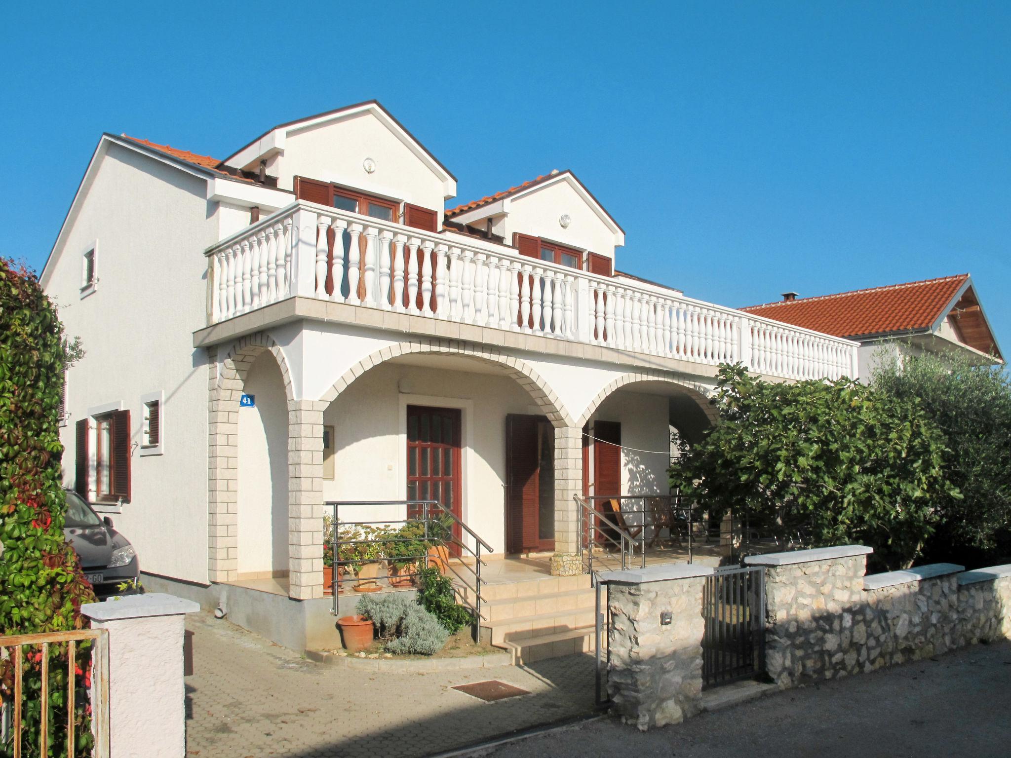 Photo 1 - Maison de 4 chambres à Jasenice avec terrasse et vues à la mer