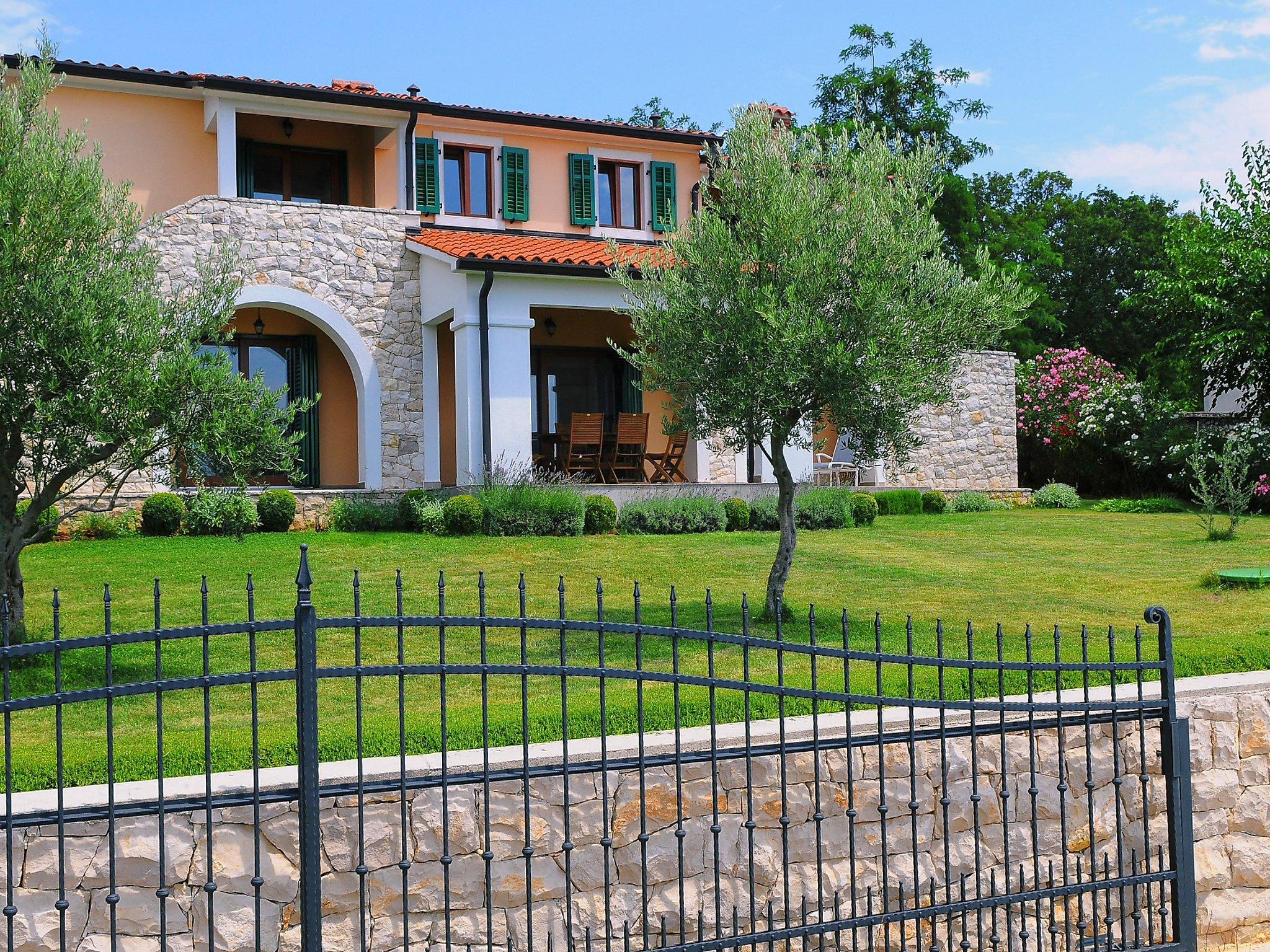 Foto 2 - Casa con 4 camere da letto a Raša con piscina e vista mare