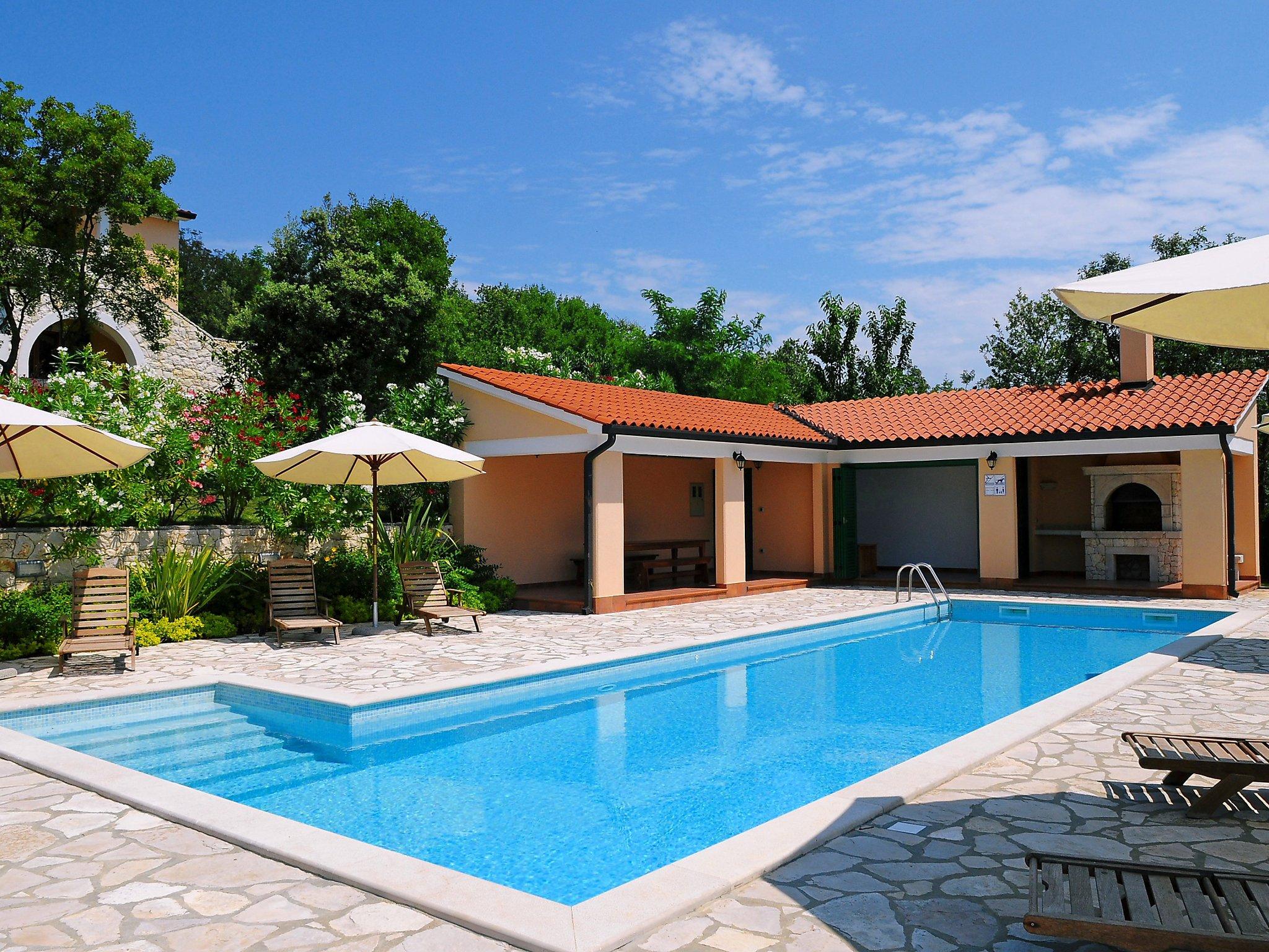 Foto 4 - Casa de 5 quartos em Raša com piscina e vistas do mar