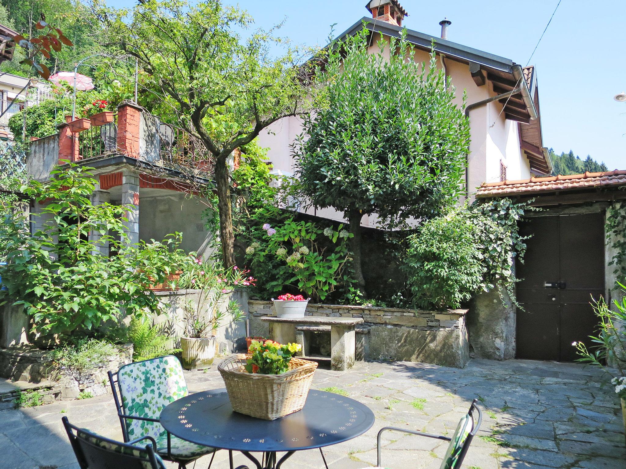 Foto 3 - Casa de 1 quarto em Trarego Viggiona com jardim e vista para a montanha
