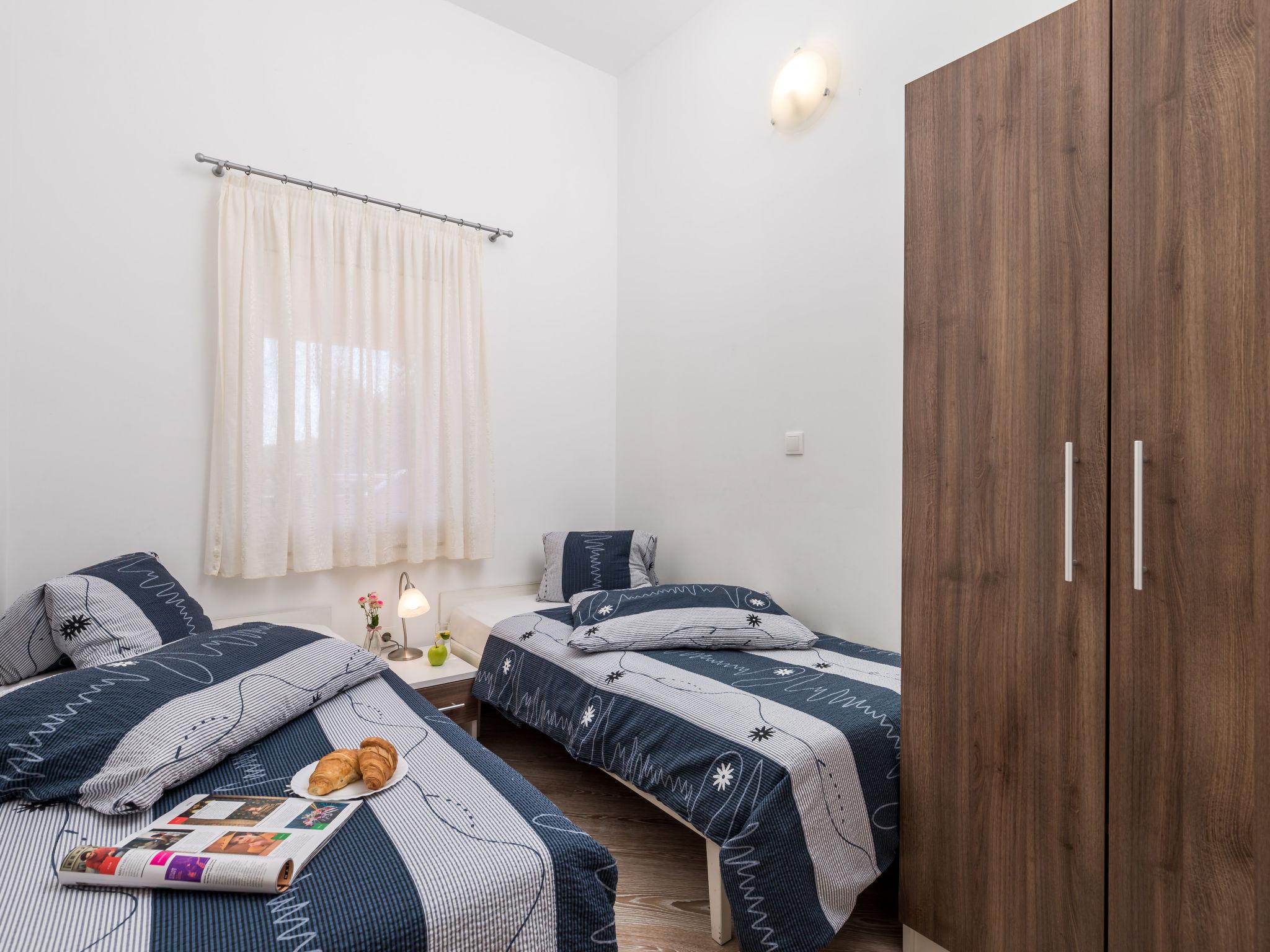 Foto 17 - Appartamento con 2 camere da letto a Dobrinj con piscina e vista mare
