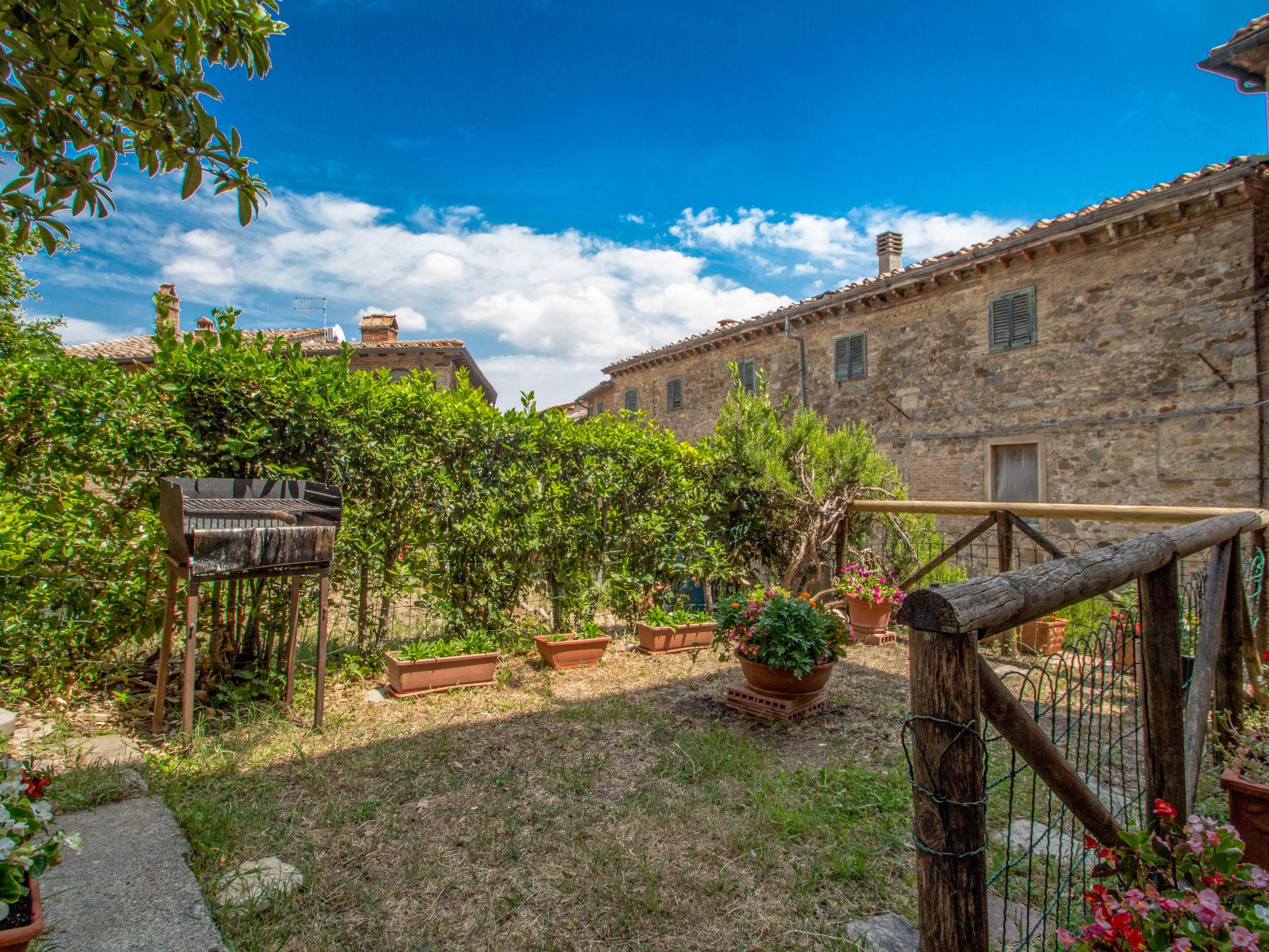 Foto 12 - Apartamento de 2 quartos em Chianni com jardim e terraço