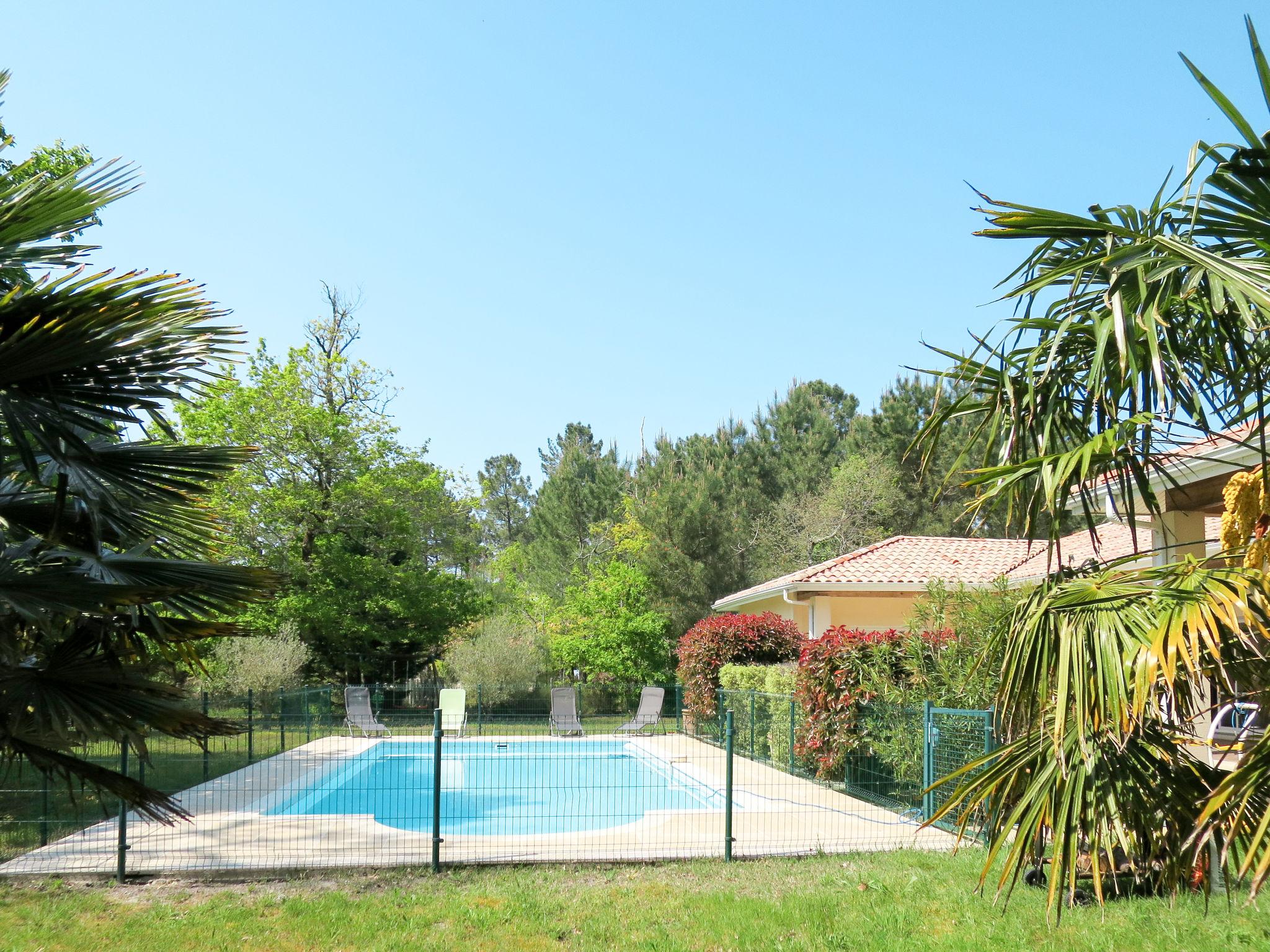 Foto 3 - Casa de 3 quartos em Grayan-et-l'Hôpital com piscina privada e vistas do mar