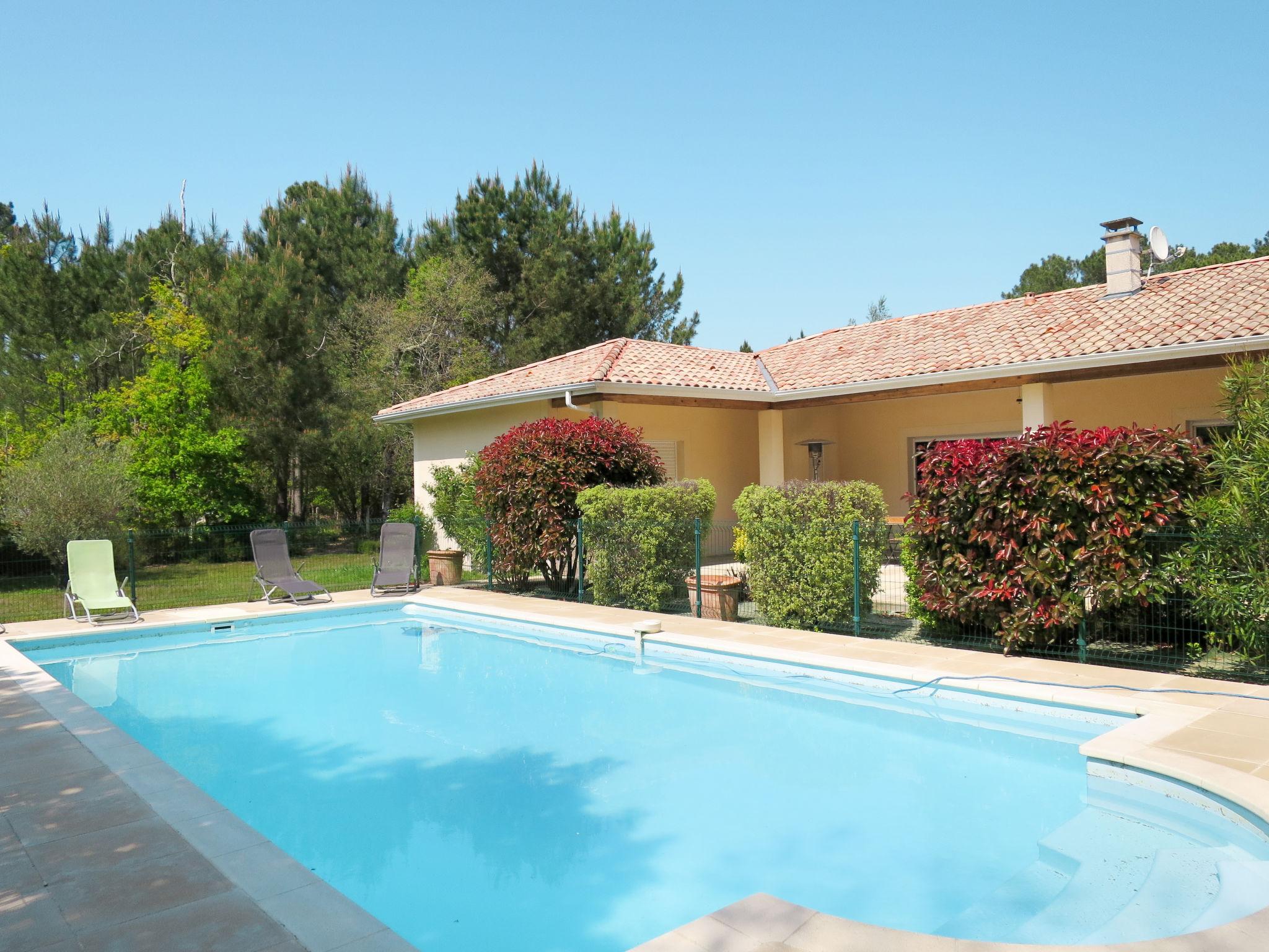 Foto 1 - Casa de 3 quartos em Grayan-et-l'Hôpital com piscina privada e vistas do mar