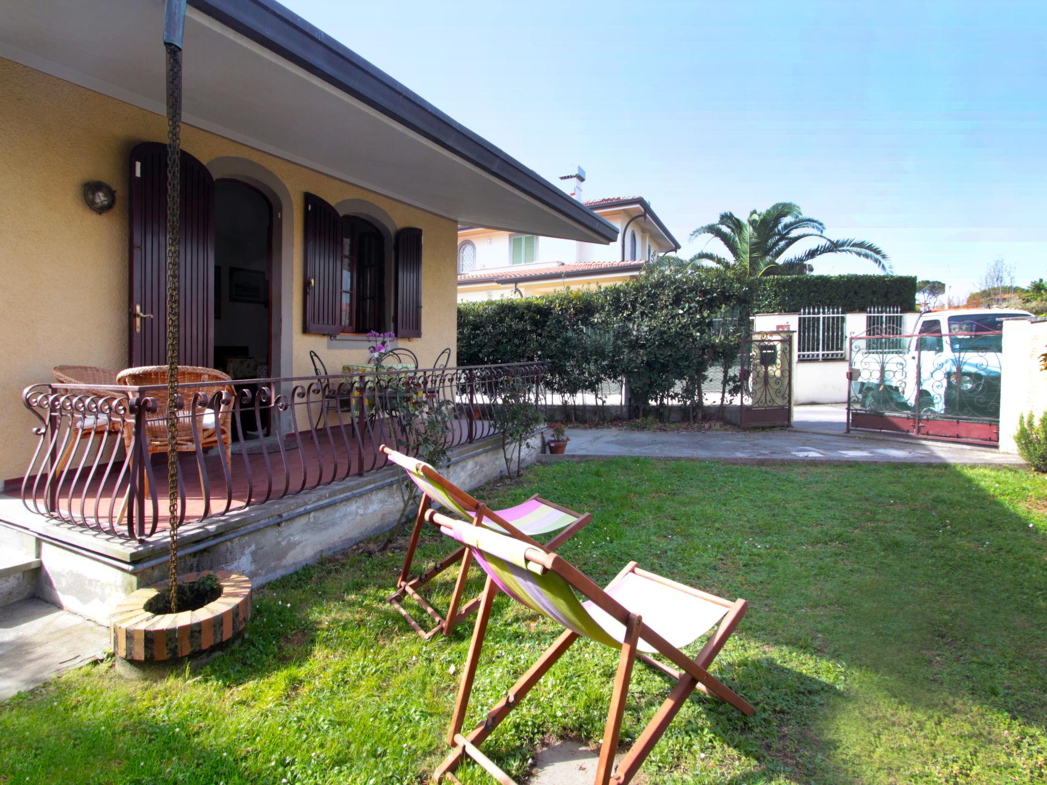 Foto 3 - Casa de 2 habitaciones en Forte dei Marmi con jardín y vistas al mar