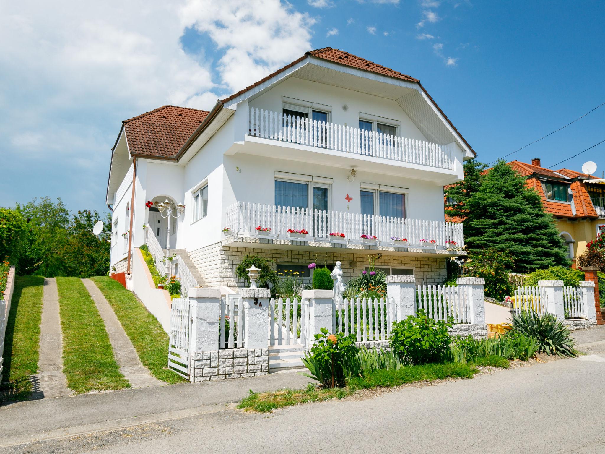 Foto 1 - Apartamento de 3 habitaciones en Balatonszemes con jardín y vistas a la montaña